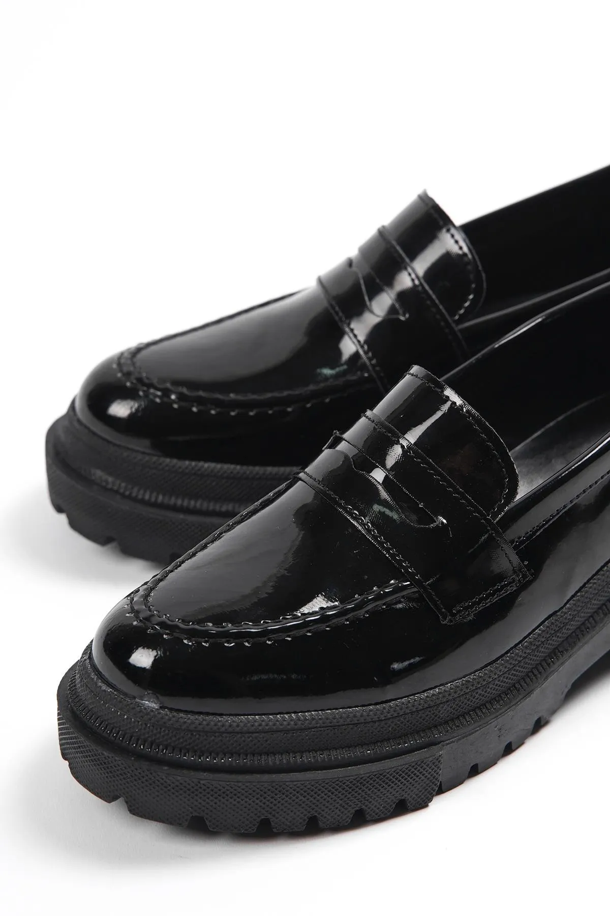 Capone Outfitters  Capone Damen-Loafer aus schwarzem Lackleder mit ovaler Zehenpartie und Trac-Sohle