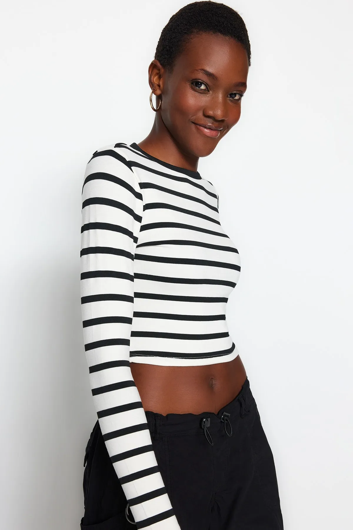 Trendyol Collection  Schwarz gestreifte Premium-Viskose-Strickbluse aus weichem, eng anliegendem, bauchfreiem, dehnbarem Stoff TWOAW24BZ00048