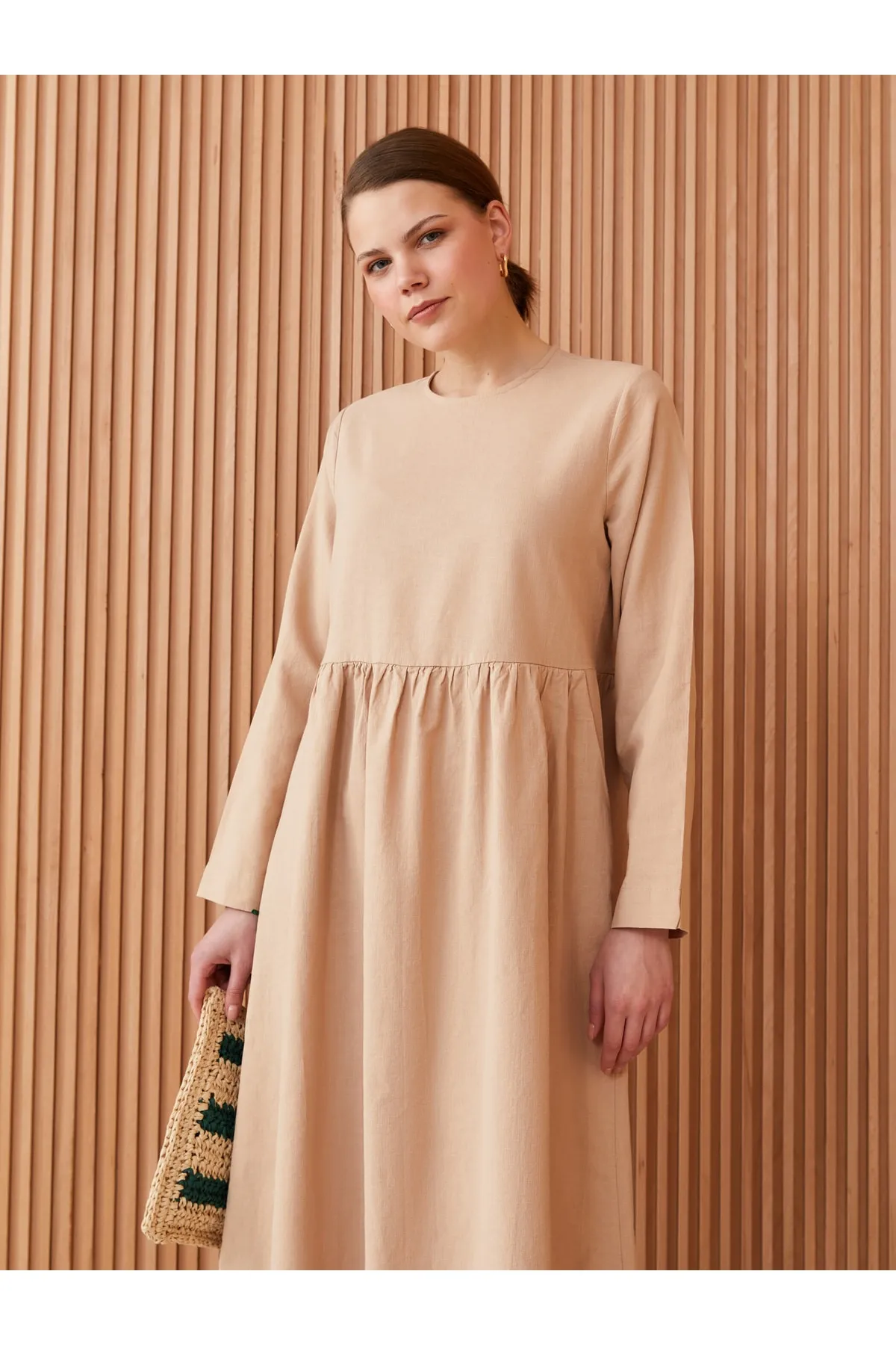 LC Waikiki  Gerades, langärmliges Damenkleid aus Leinenmischung mit Rundhalsausschnitt
