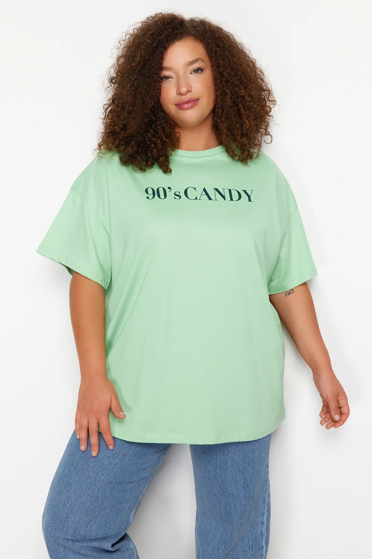 Trendyol Curve  Mintfarbenes, bedrucktes Strick-T-Shirt mit Rundhalsausschnitt und weiter Passform TBBSS23BF00015