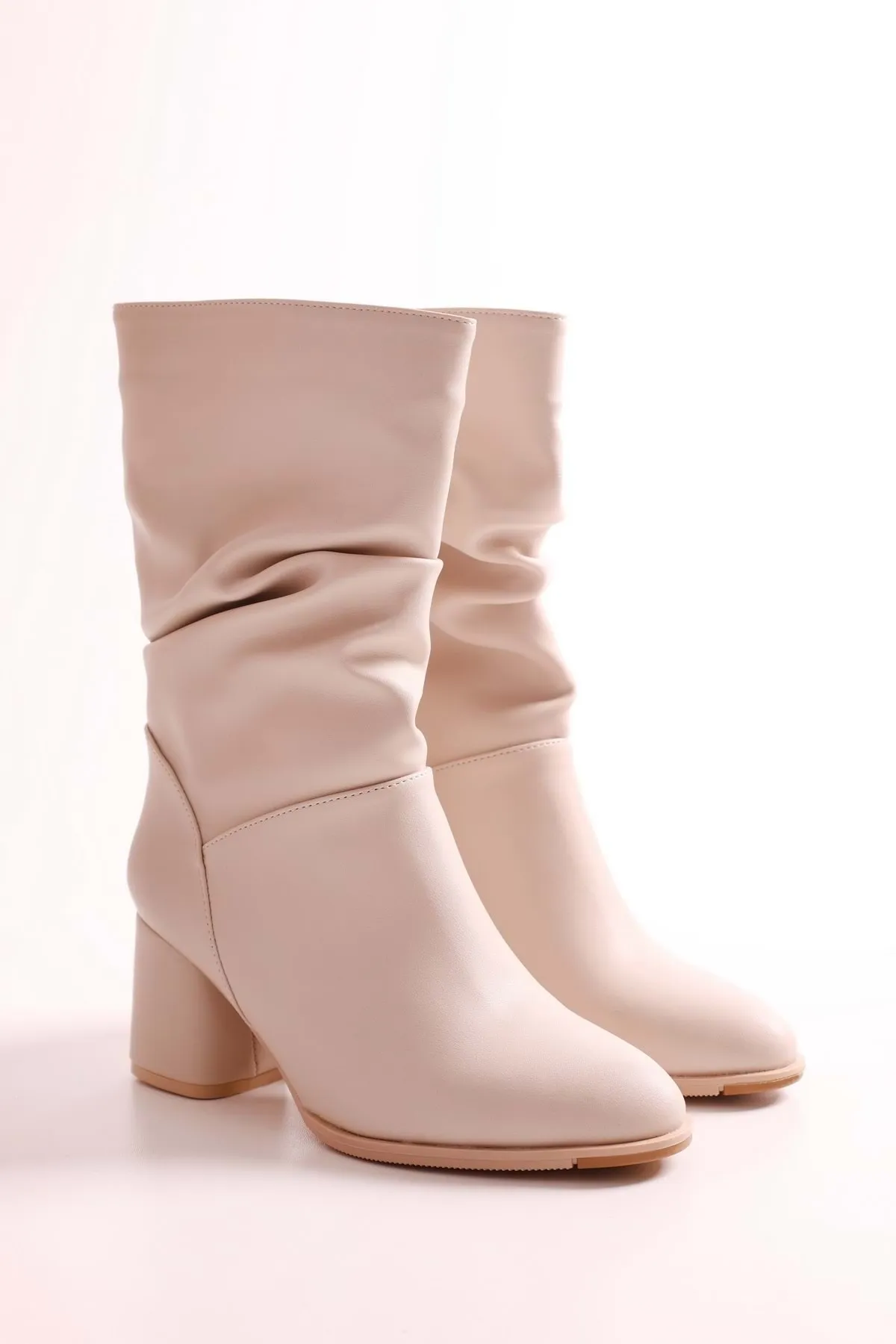 Shoeberry  Damen-Stiefel Nollie Beige mit Zwickel und Absatz Beige Haut