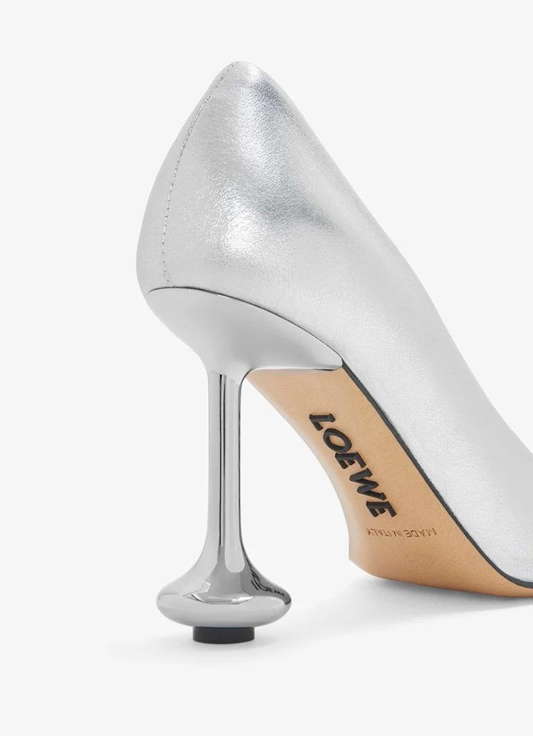 LOEWE-lelupumppu lampaannahkaa, jossa metallinen viimeistely
