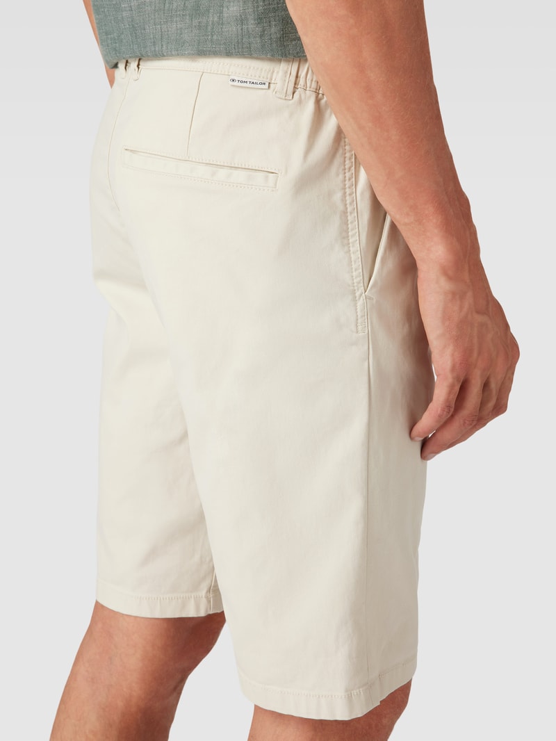 Chinoshorts mit französischen Eingrifftaschen in offwhite