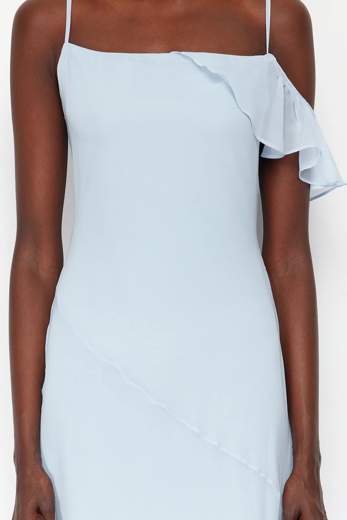 Trendyol Collection  Stilvolles Abendkleid aus hellblauem Chiffon mit Volants TPRSS24EL00076