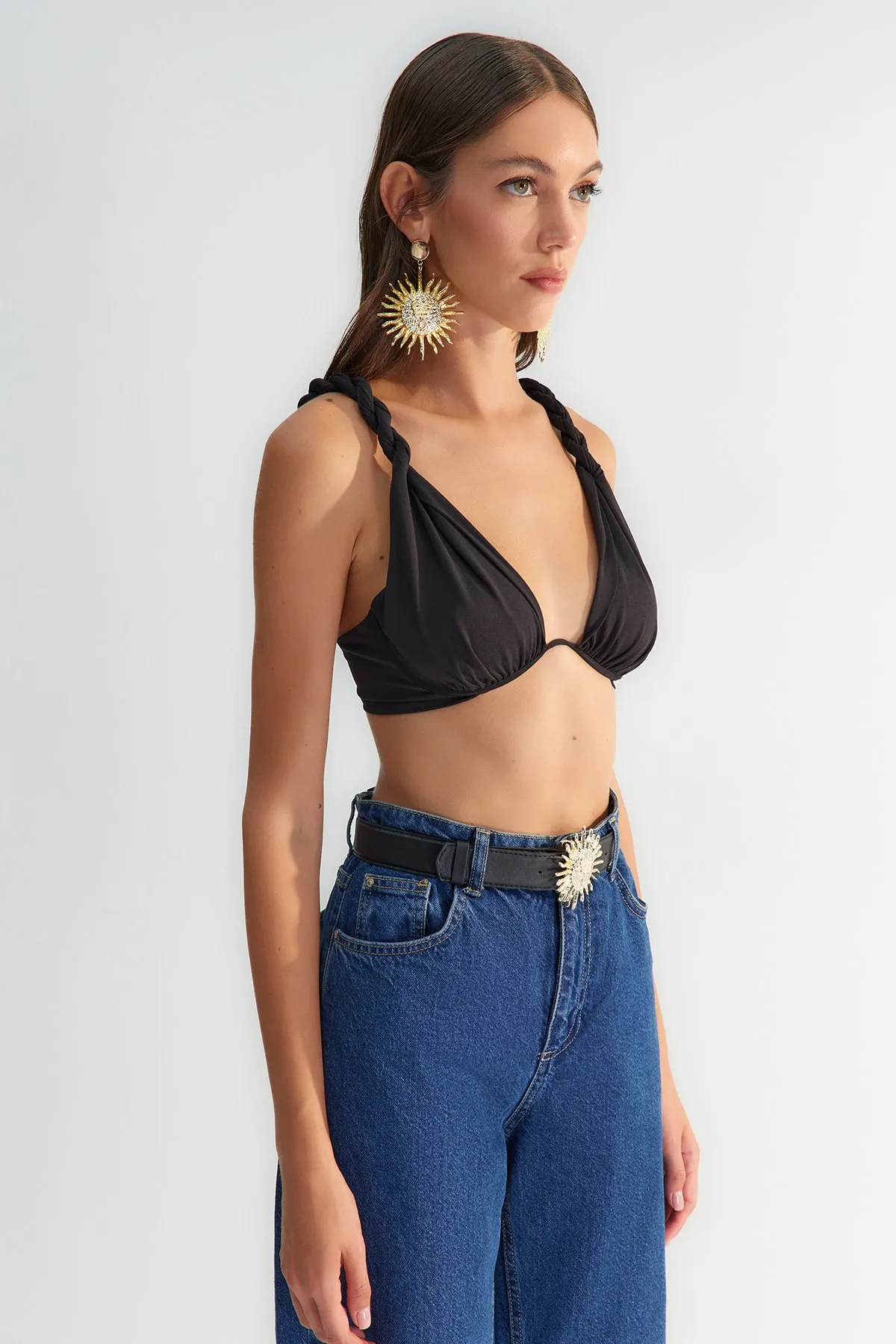 Trendyol Collection  X Zeynep Tosun Schwarzes Bügel-Bustier mit detailliertem Bügel TCLSS23BS00009