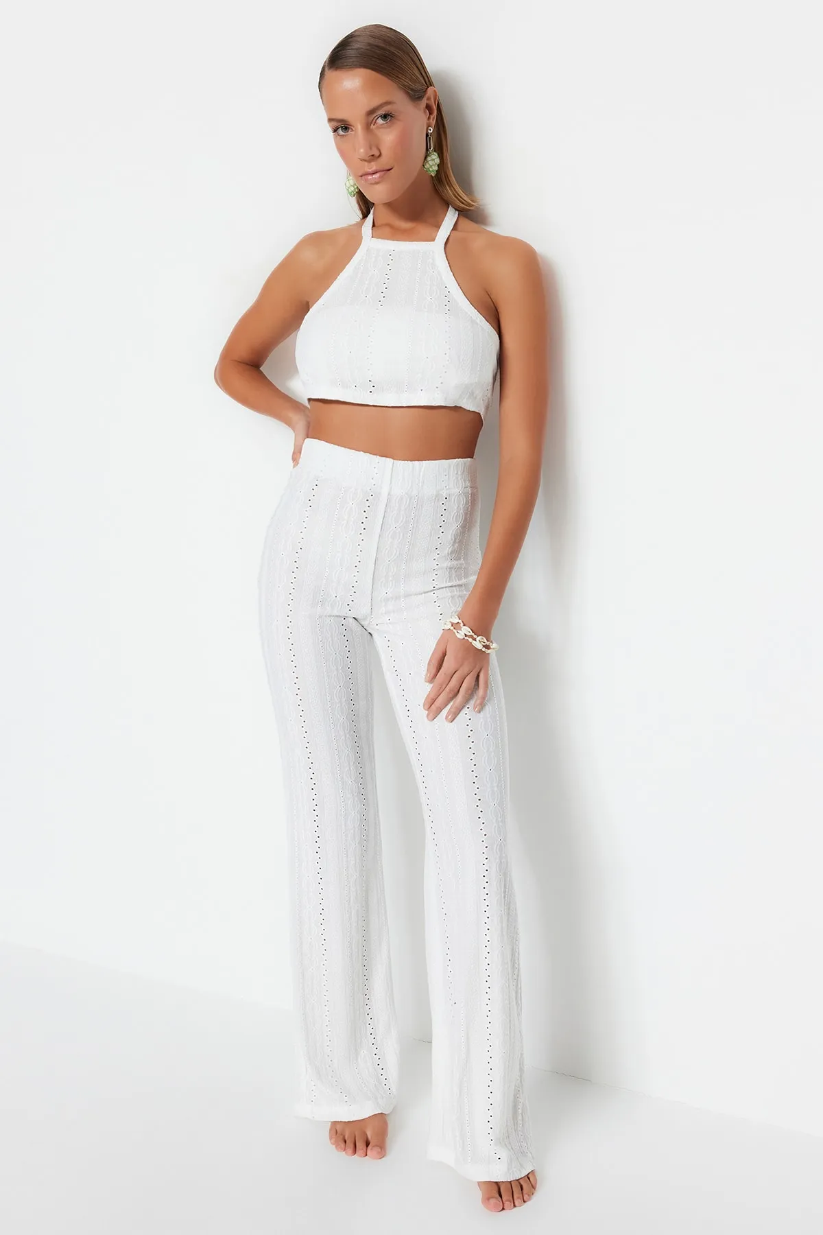 Trendyol Collection  Set aus gestrickter Spitzenbluse und Hose in Ecru TBESS23AU00038