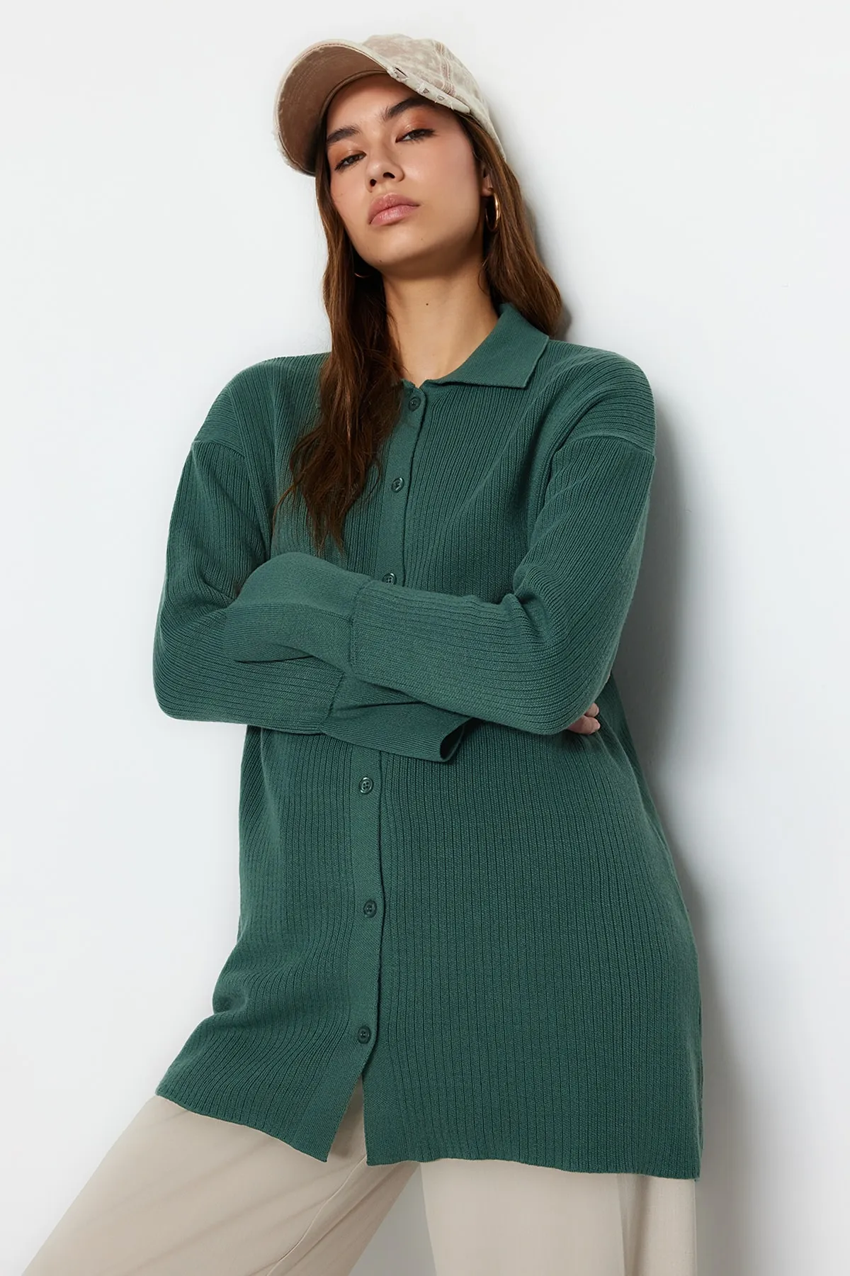 Trendyol Modest  Dunkelgrüne gerippte Strickjacke TCTAW24TH00025