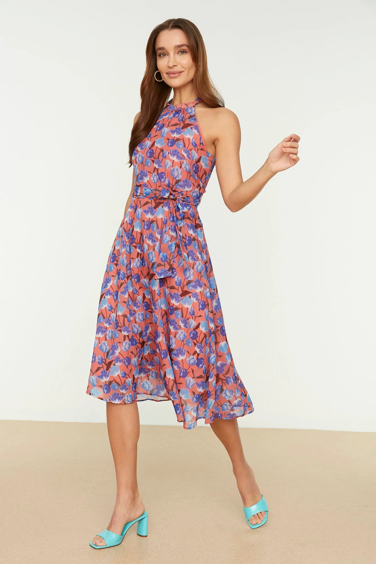 Trendyol Collection  Mehrfarbiges, ärmelloses, gewebtes Kleid in A-Linie mit Gürtel und Neckholder, Midi-Futter und Blumendruck TWOSS20EL2536