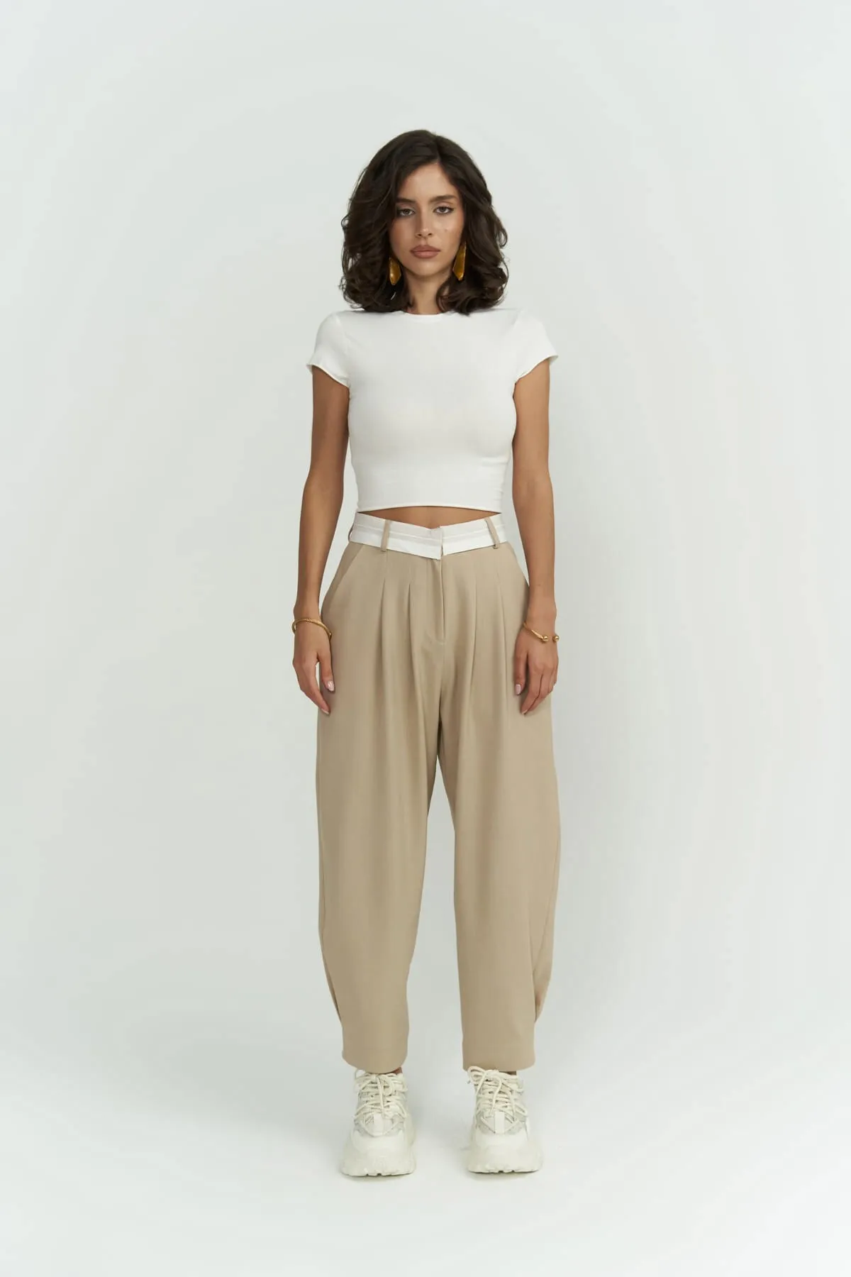 MAİ COLLECTİON  Patrice – Hose mit umgekehrtem Gürtel in Beige