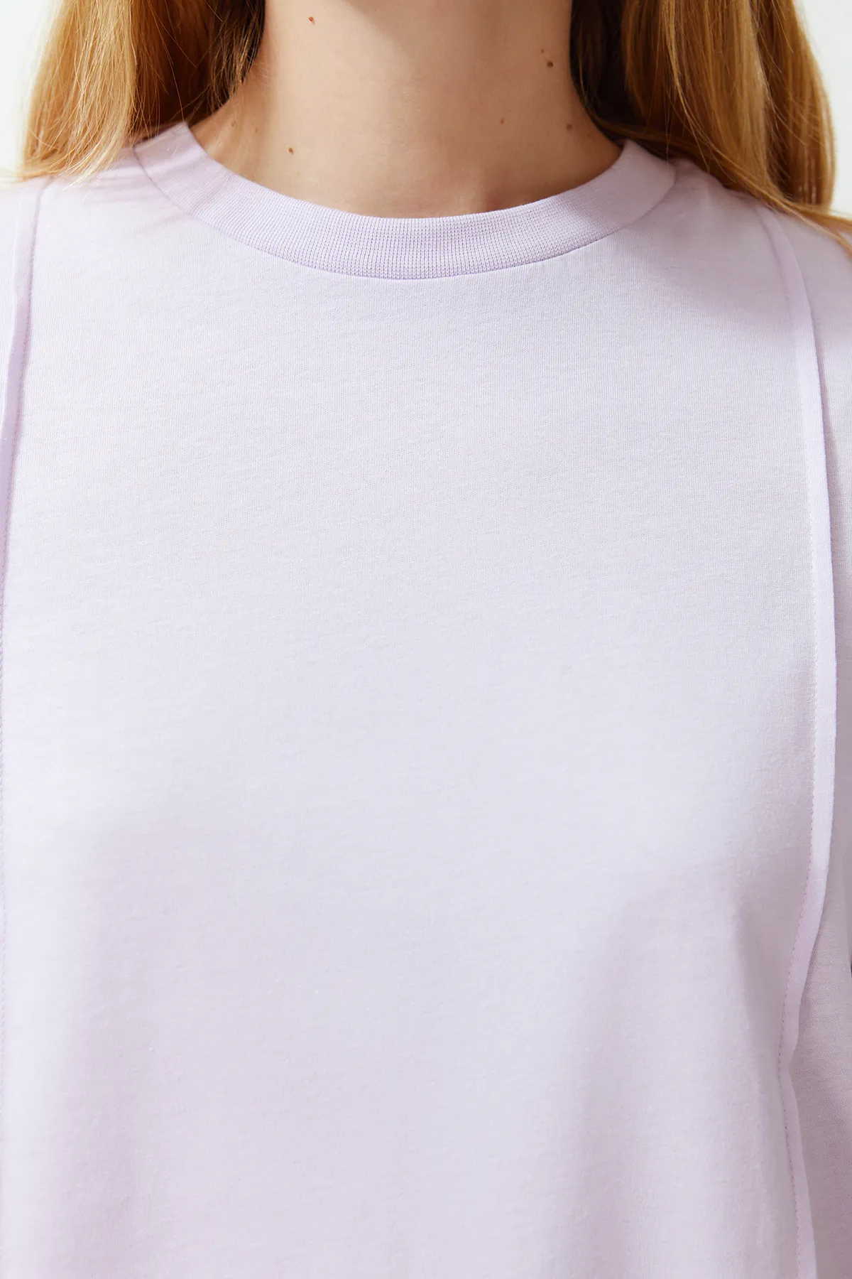 Trendyol Collection  Lilafarbenes, geripptes, reguläres Strick-T-Shirt mit Rundhalsausschnitt TWOSS24TS00050