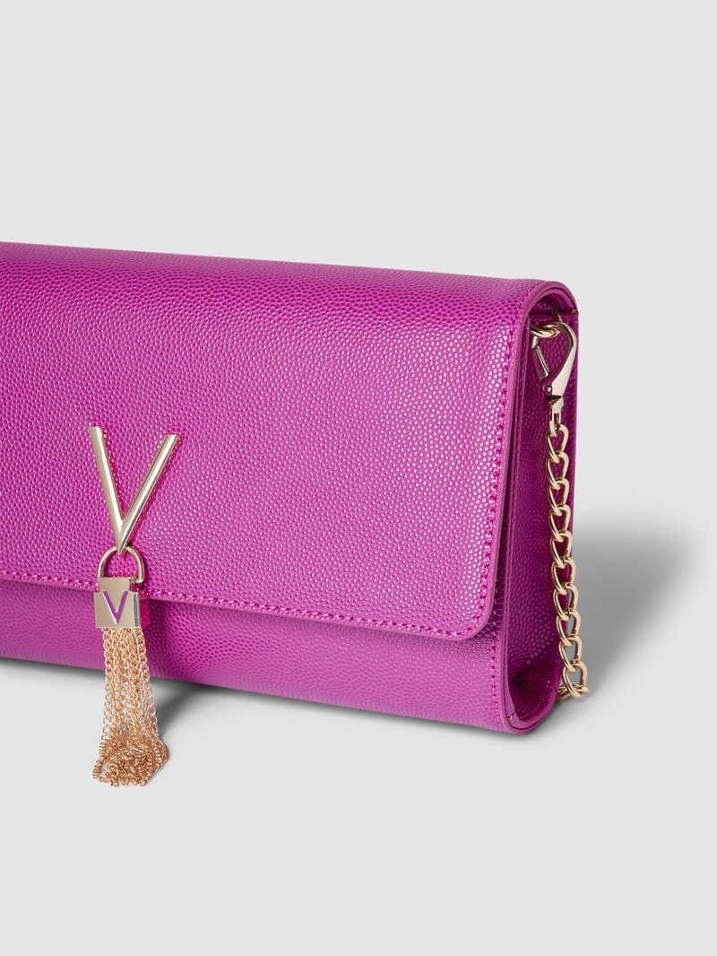 Clutch mit Label-Applikation Modell 'DIVINA' in fuchsia