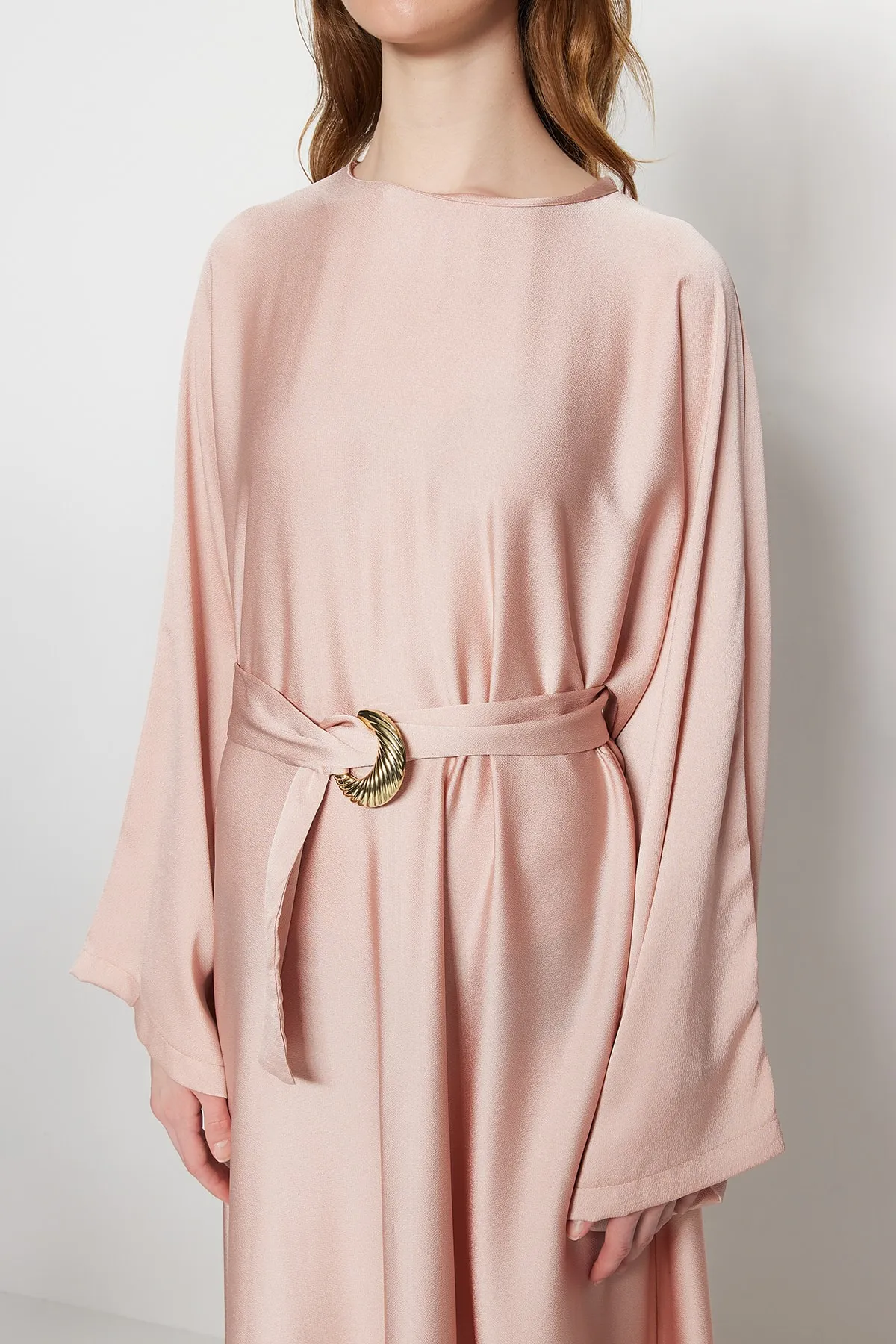 Trendyol Modest  Puderfarbenes, weit geschnittenes Satin-Abendkleid mit Gürtel TCTSS23DB00014