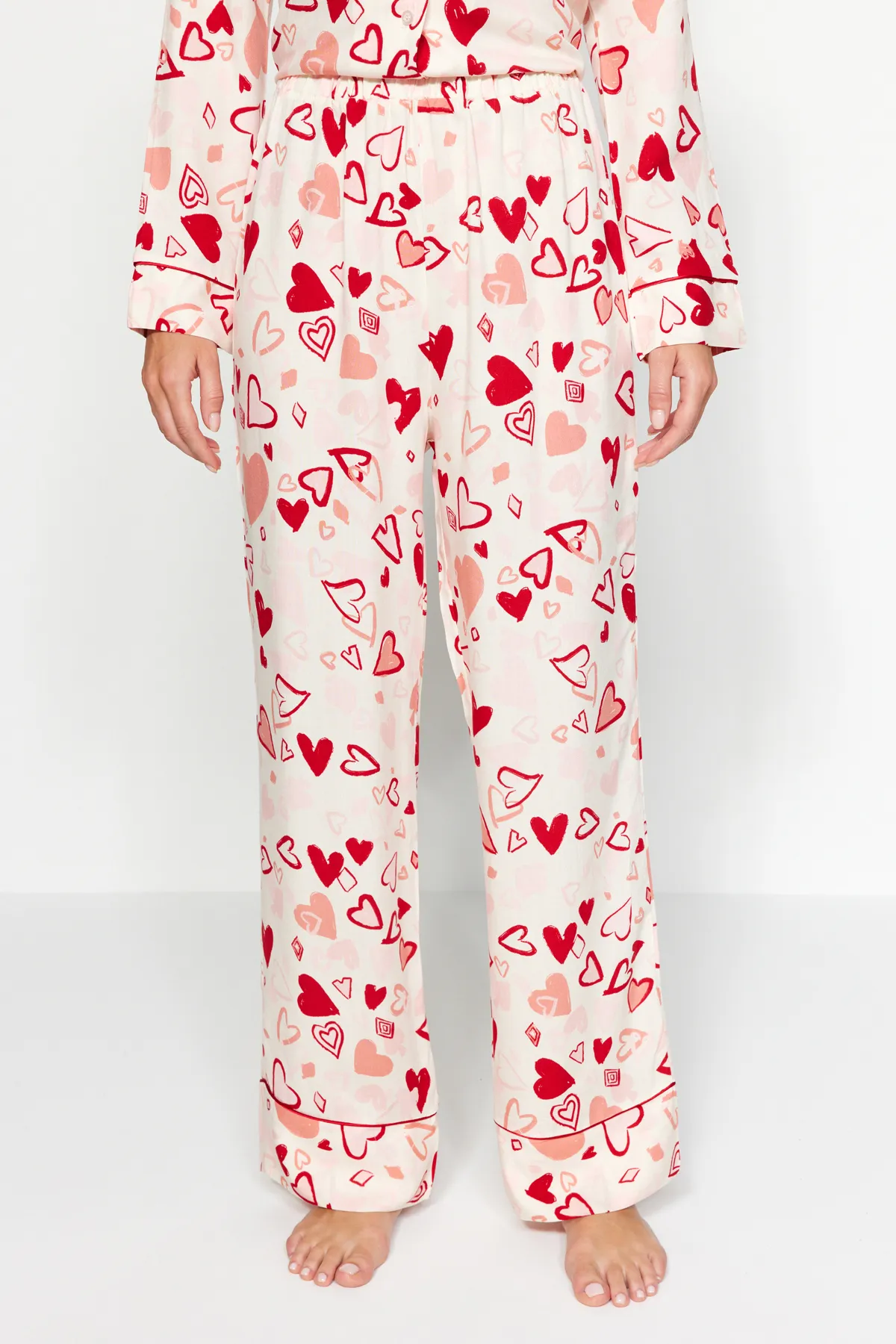 Trendyol Collection  Mehrfarbiges Pyjama-Set aus Viskose-Hemd und -Hose mit Herz-Paspelierung THMAW24PT00091