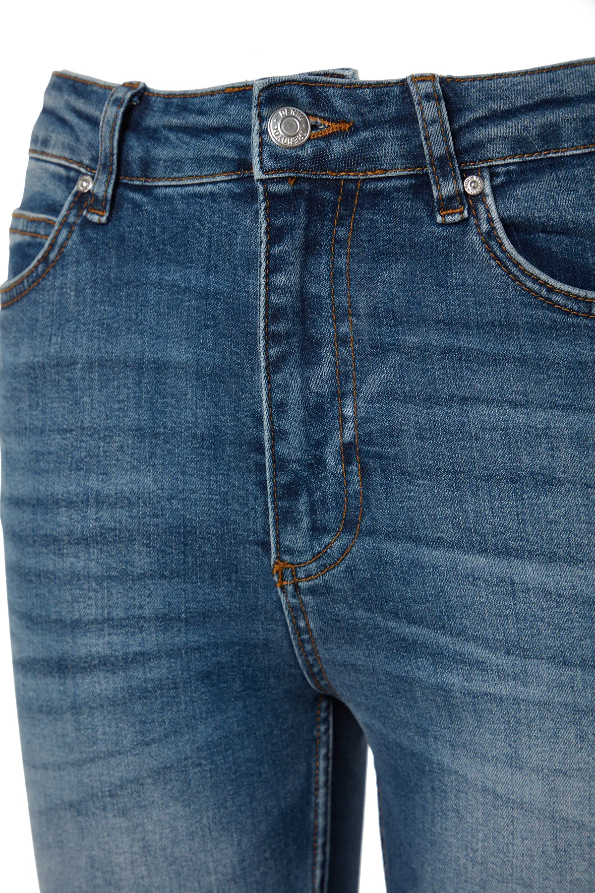 Trendyol Collection  Blaue Röhrenjeans mit normaler Taille TWOAW24JE00067
