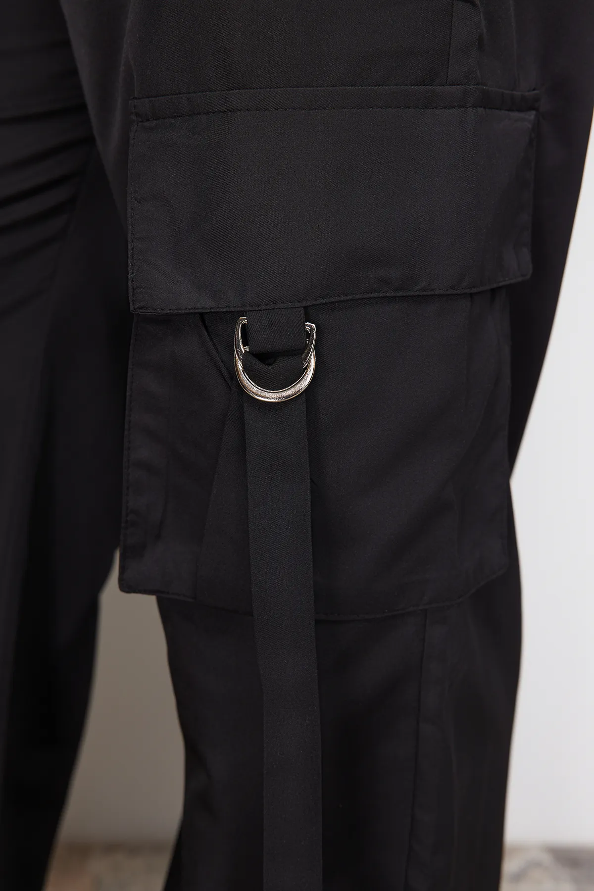Trendyol Curve  Schwarze Fallschirm-Webhose mit weitem Bein TBBAW24AR00010