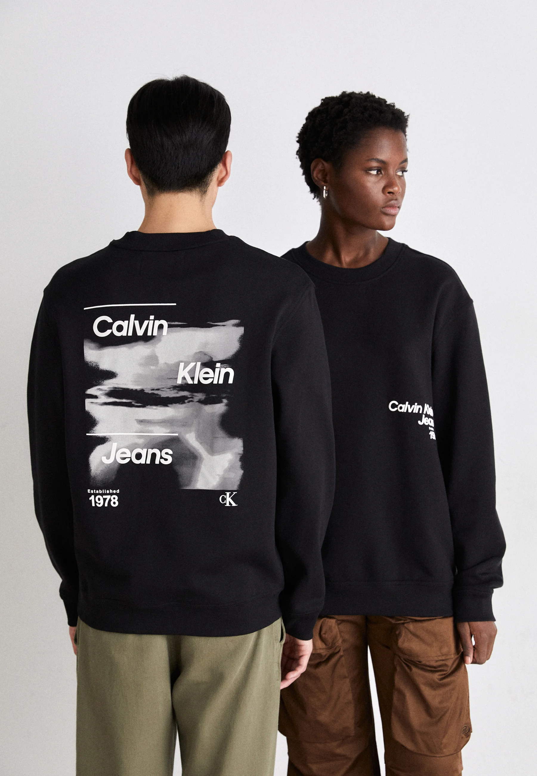 Sudadera unisex de cuello redondo con logotipo difuso de Calvin Klein Jeans