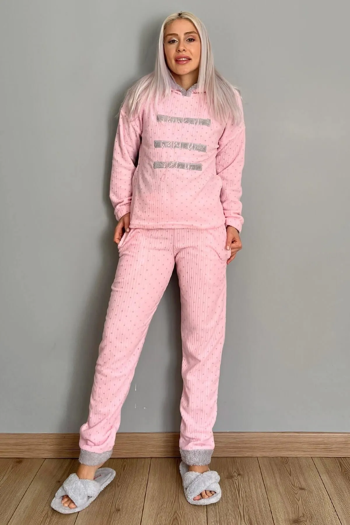 Pijamaevi  Puderrosa Pyjama-Set aus Plüsch-Fleece mit drei Linienmuster und Kapuze