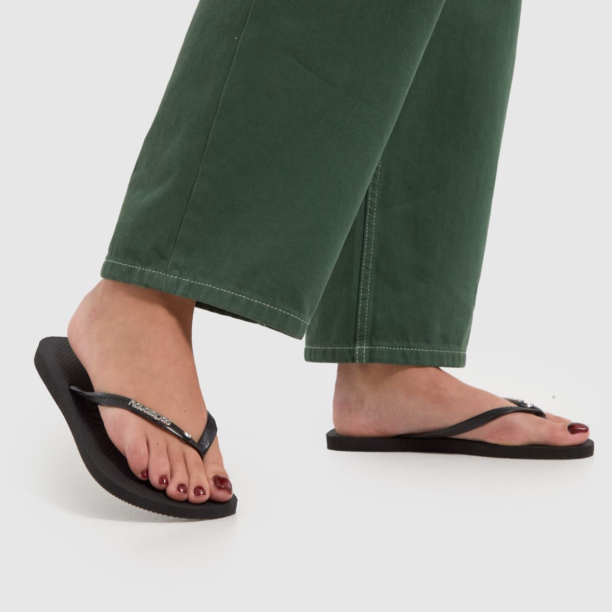 Havaianas – Svarta smala sandaler med metalllogotyp och kristaller