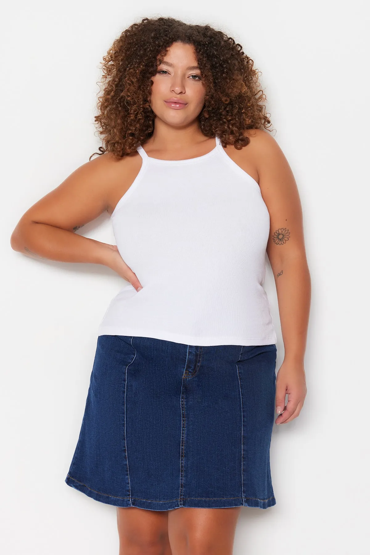Trendyol Curve  Weißes Basic-Strick-Tanktop mit Neckholder-Kragen TBBSS23CV00000
