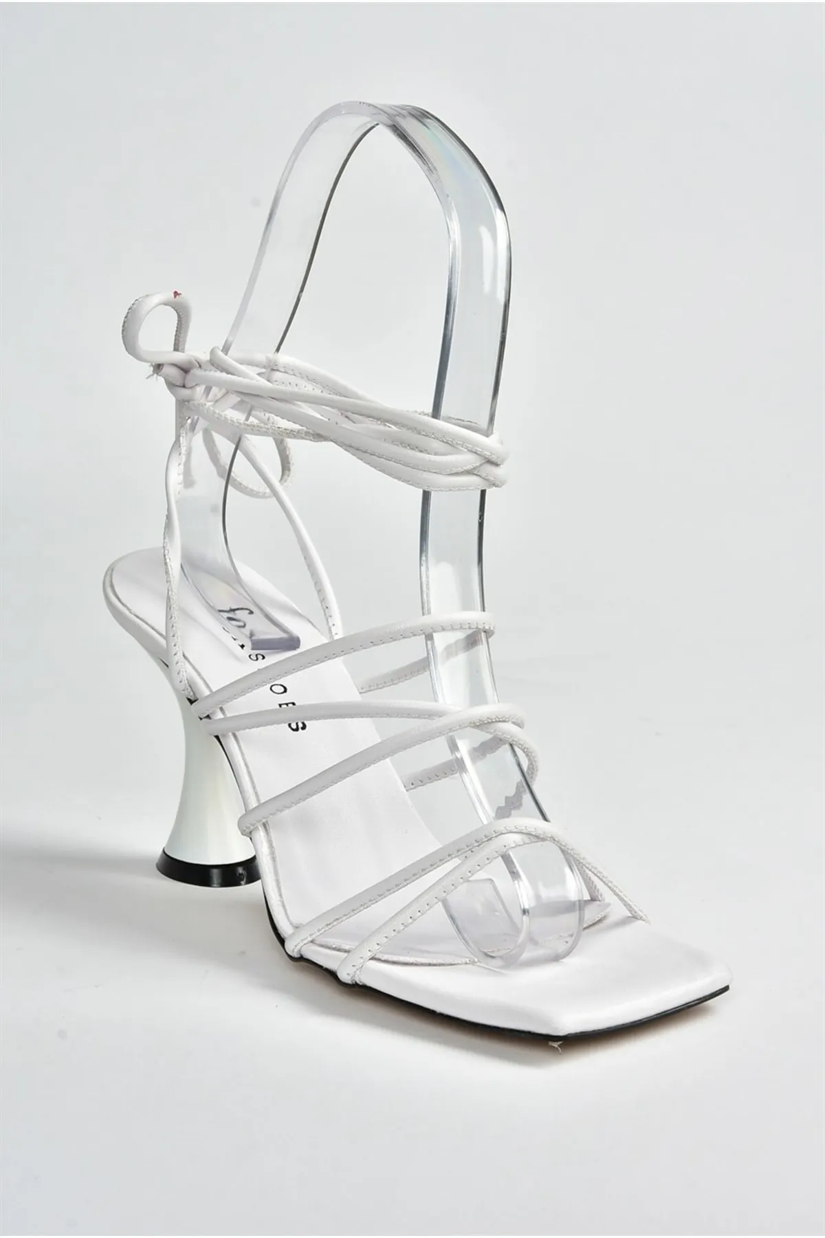 Fox Shoes  Weiße Damenschuhe mit Knöchelriemen und Absatz M369543409