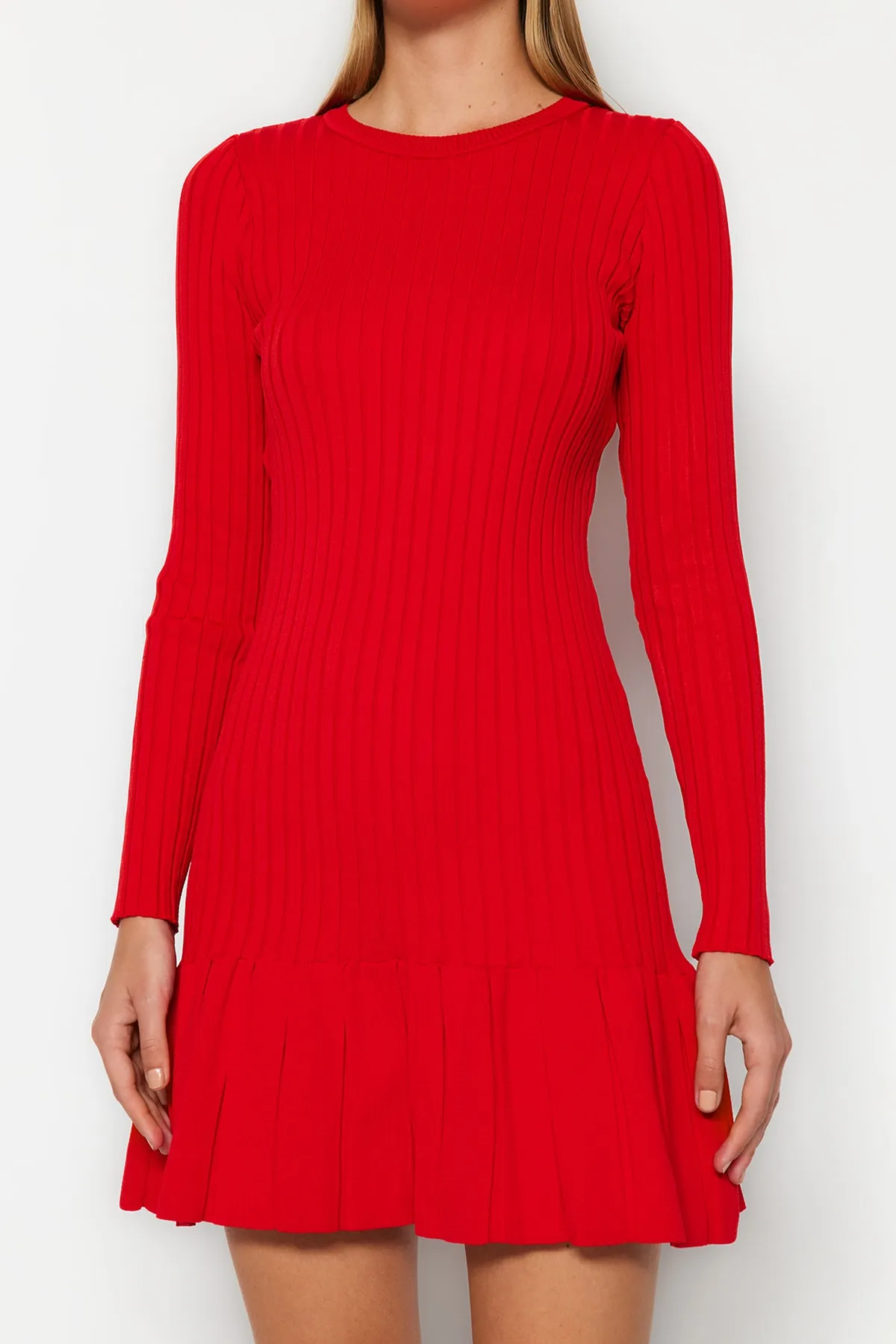 Trendyol Collection  Rotes Mini-Strickkleid mit Rundhalsausschnitt TWOAW24EL00013