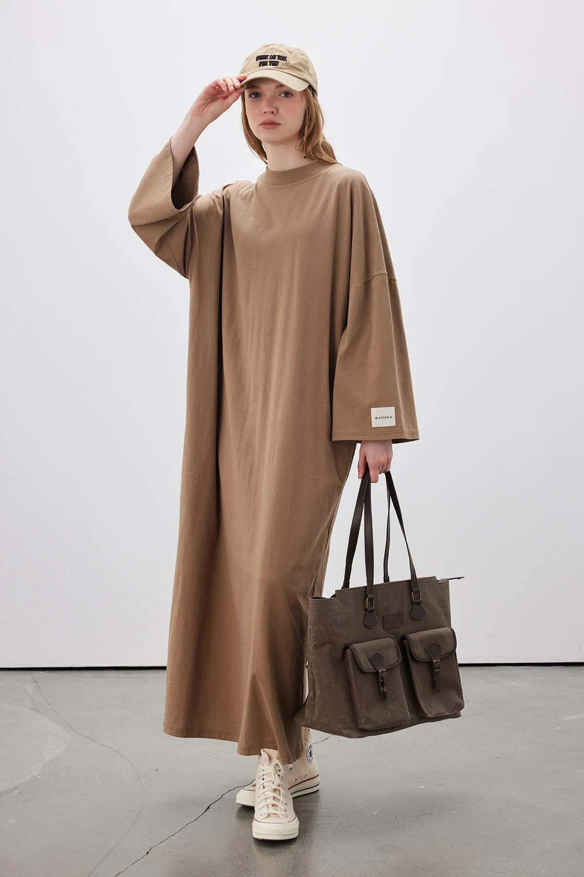 Manuka  Übergroßes langes Freizeitkleid in Braun