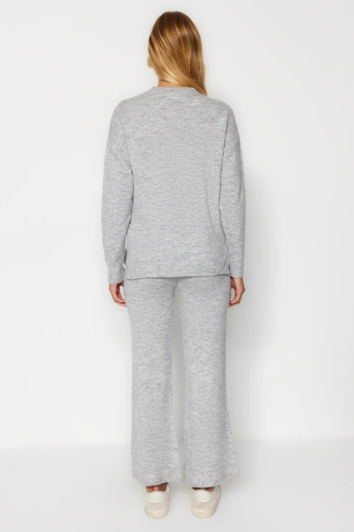 Trendyol Collection  Graues, weich strukturiertes Basic-Strickoberteil und -unterteil-Set TWOAW24AU00100