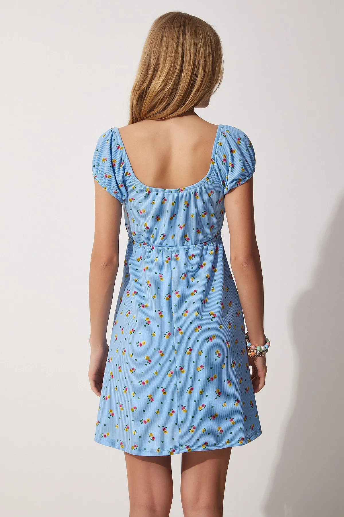 Happiness İstanbul  Geblümtes Sommer-Mini-Strickkleid mit Carmenkragen