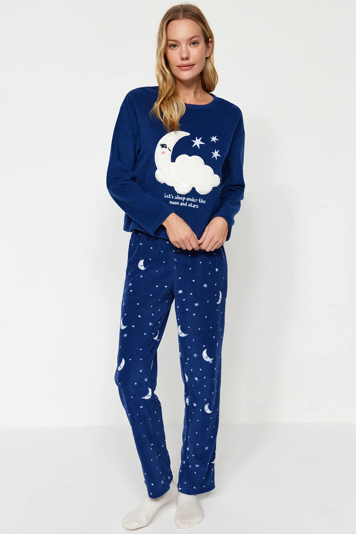 Trendyol Collection  Marineblaues Pyjama-Set aus Fleece mit T-Shirt und Hose und Galaxie-Muster THMAW24PT00027