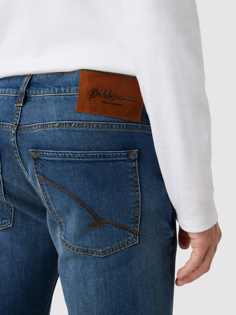 Slim Fit Jeans mit Stretch-Anteil Modell 'John' in hellblau