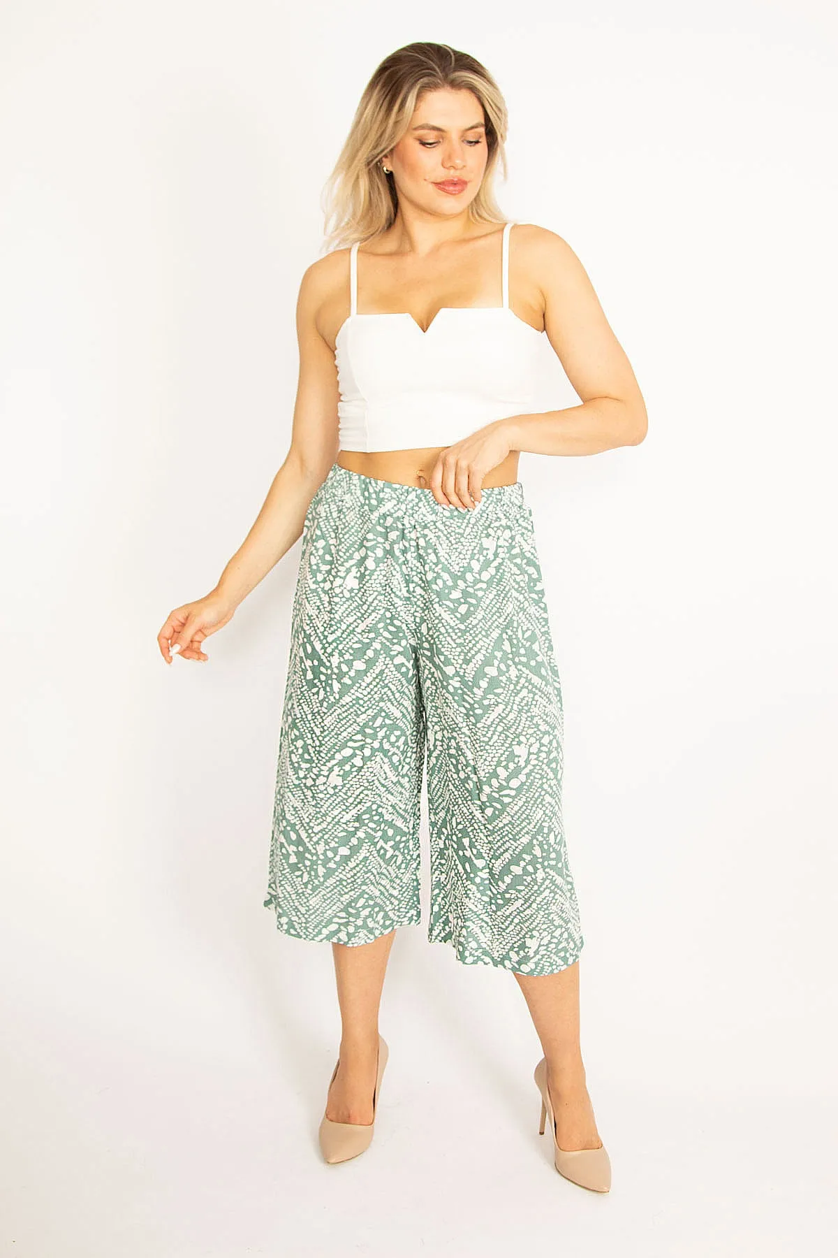 Şans  Große Damen-Caprihose aus gewebtem Viskosestoff in Grün mit elastischem Bund 65n34476