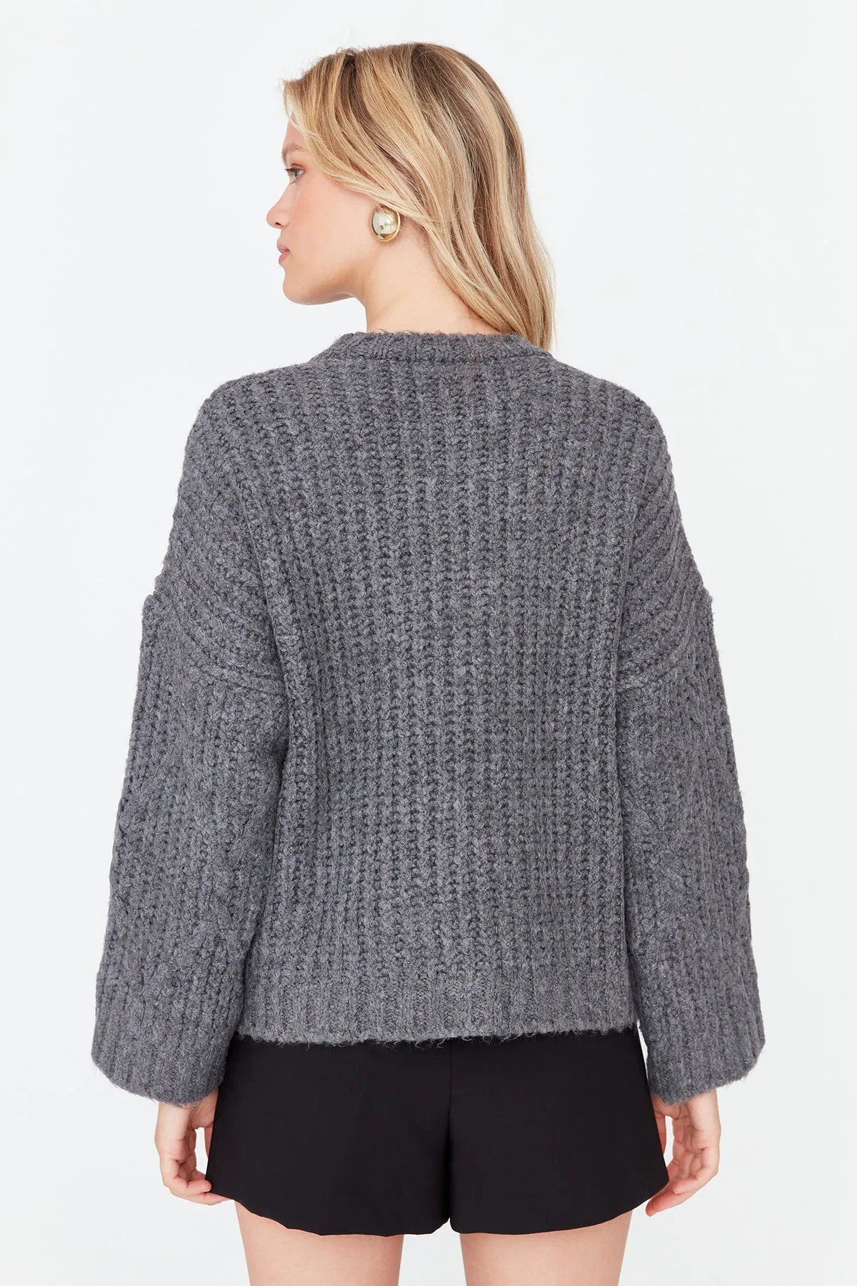 Trendyol Collection  Anthrazitfarbener, weich strukturierter Strickpullover mit weiter Passform TWOAW23KZ01373