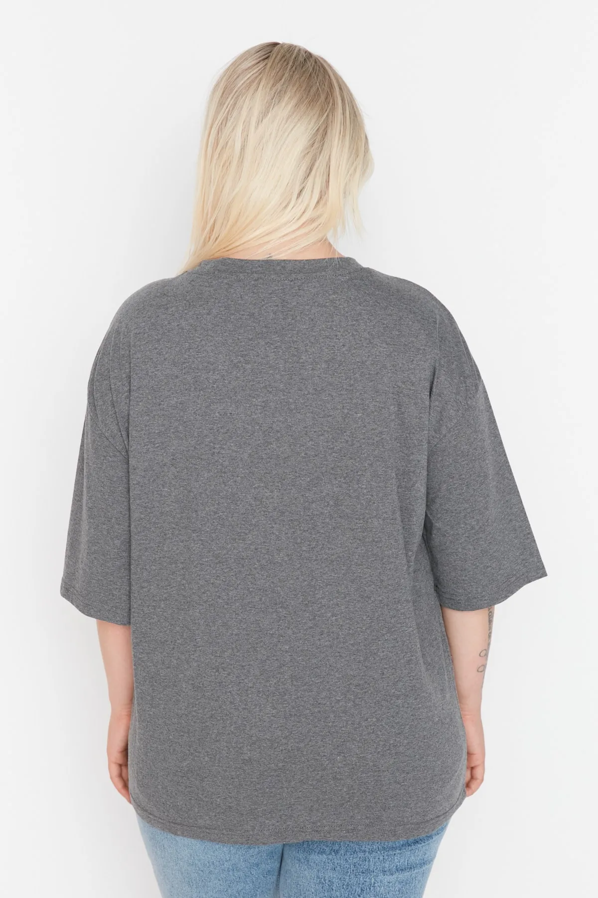 Trendyol Curve  Anthrazitfarbenes, gestricktes, besticktes T-Shirt mit weiter Passform TBBSS22BF00002