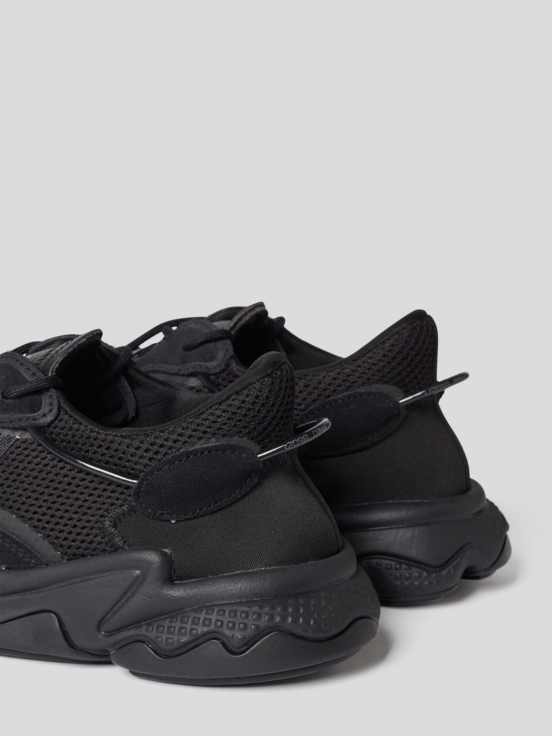 Sneaker mit Label-Details in schwarz