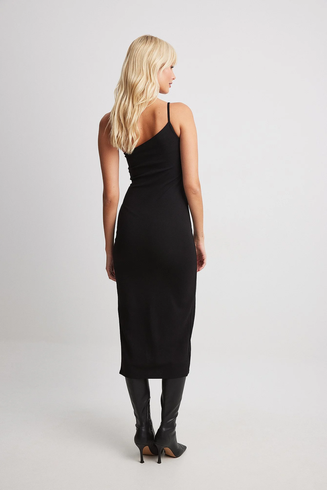Einsiteitig schulterfreies Midikleid aus Jersey