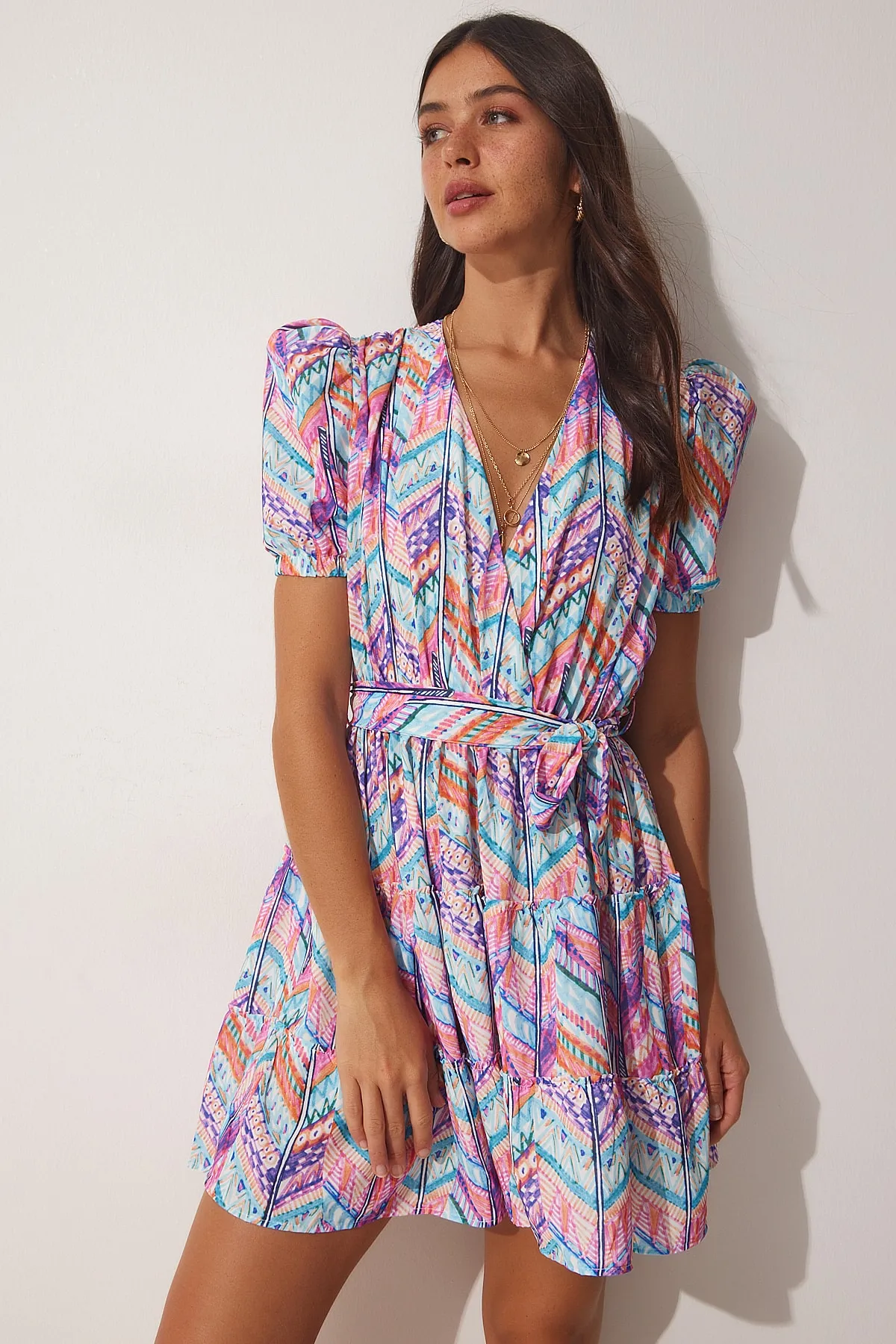 Happiness İstanbul  Lila-blau gemustertes Sommer-Minikleid mit Wickelkragen für Damen RV00113