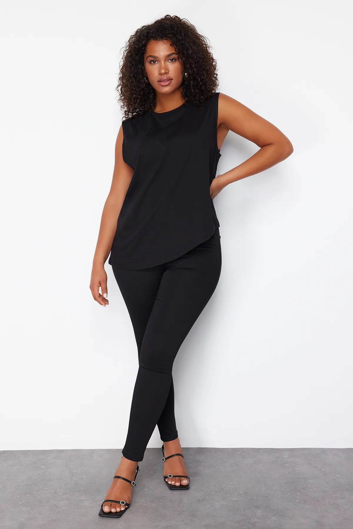 Trendyol Curve  Schwarzes, asymmetrisches Strick-T-Shirt aus 100 % Baumwolle, nachhaltiger TBBSS24BF00052