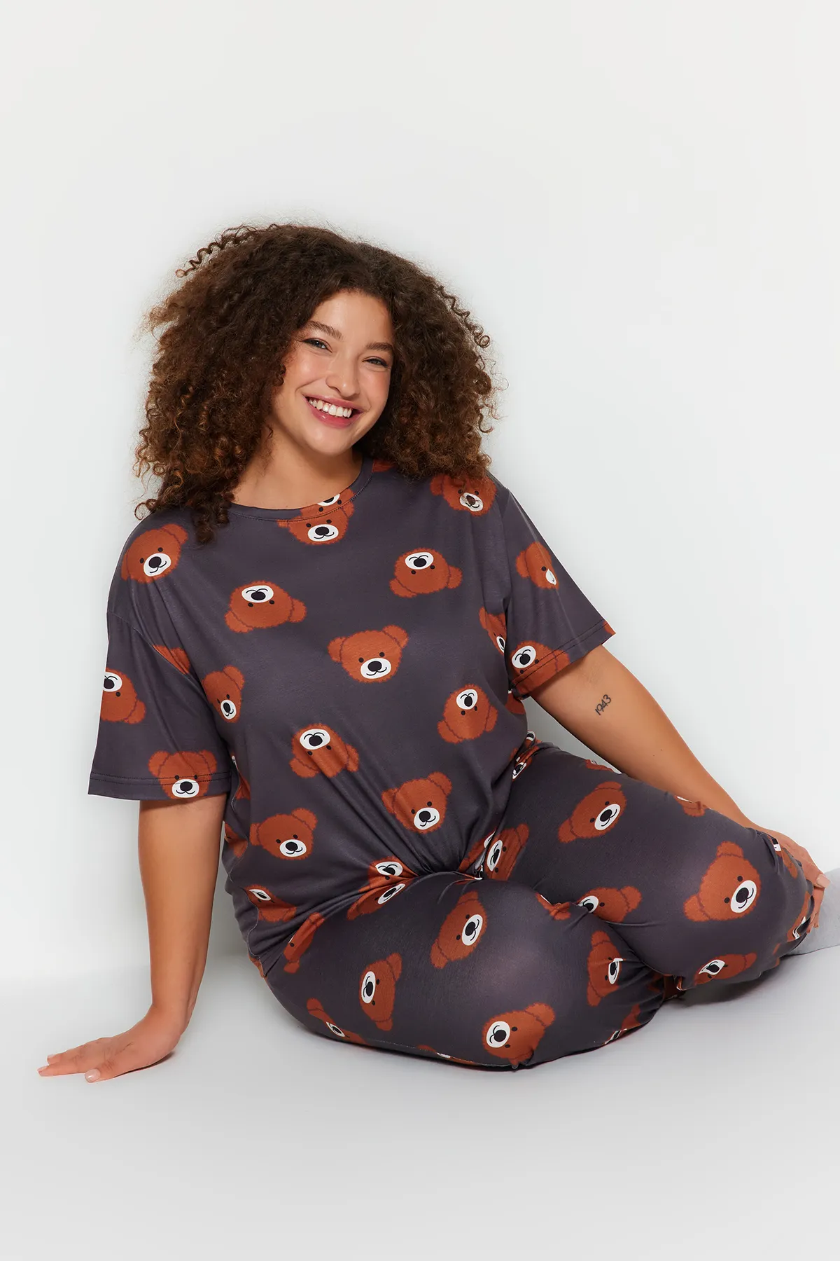 Trendyol Curve  Graues, gestricktes Pyjama-Set mit Teddybär-Muster TBBAW23AI00039