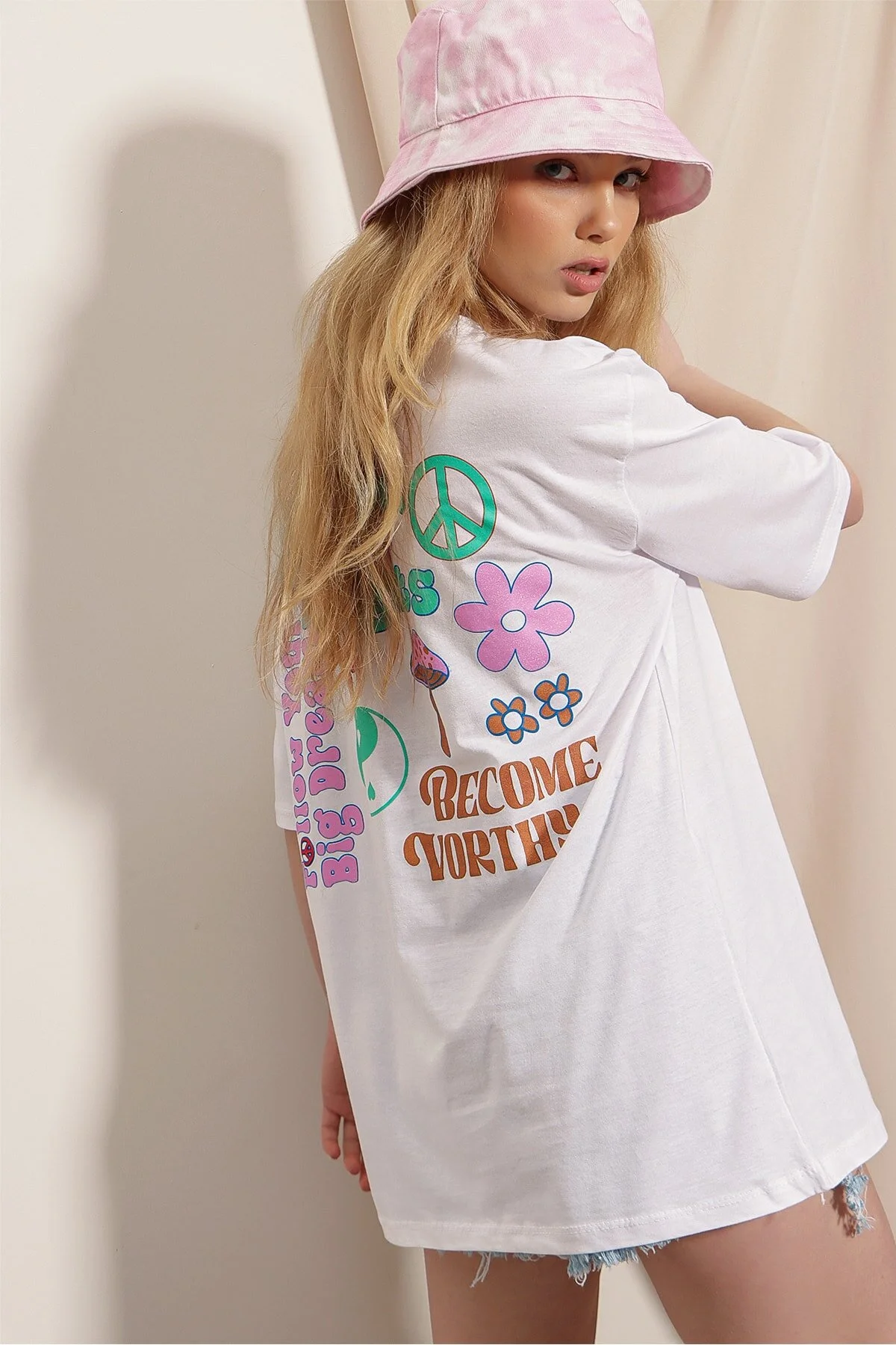 Trend Alaçatı Stili  Weißes Oversize-T-Shirt für Damen aus 100 % Baumwolle mit Rundhalsausschnitt vorne und hinten und Flockdruck ALC-X7982