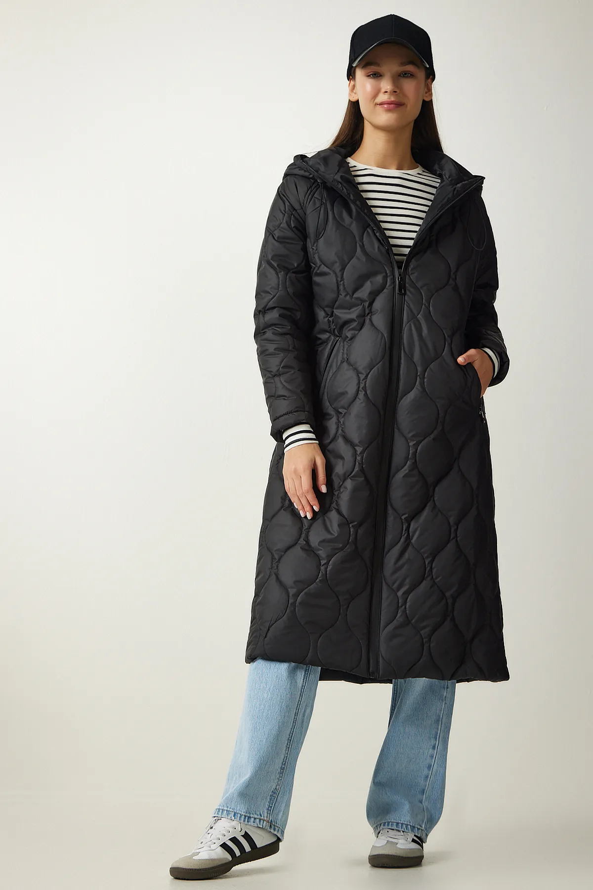 Happiness İstanbul  Schwarzer Damen-Steppmantel mit Kapuze und Tasche DD01285