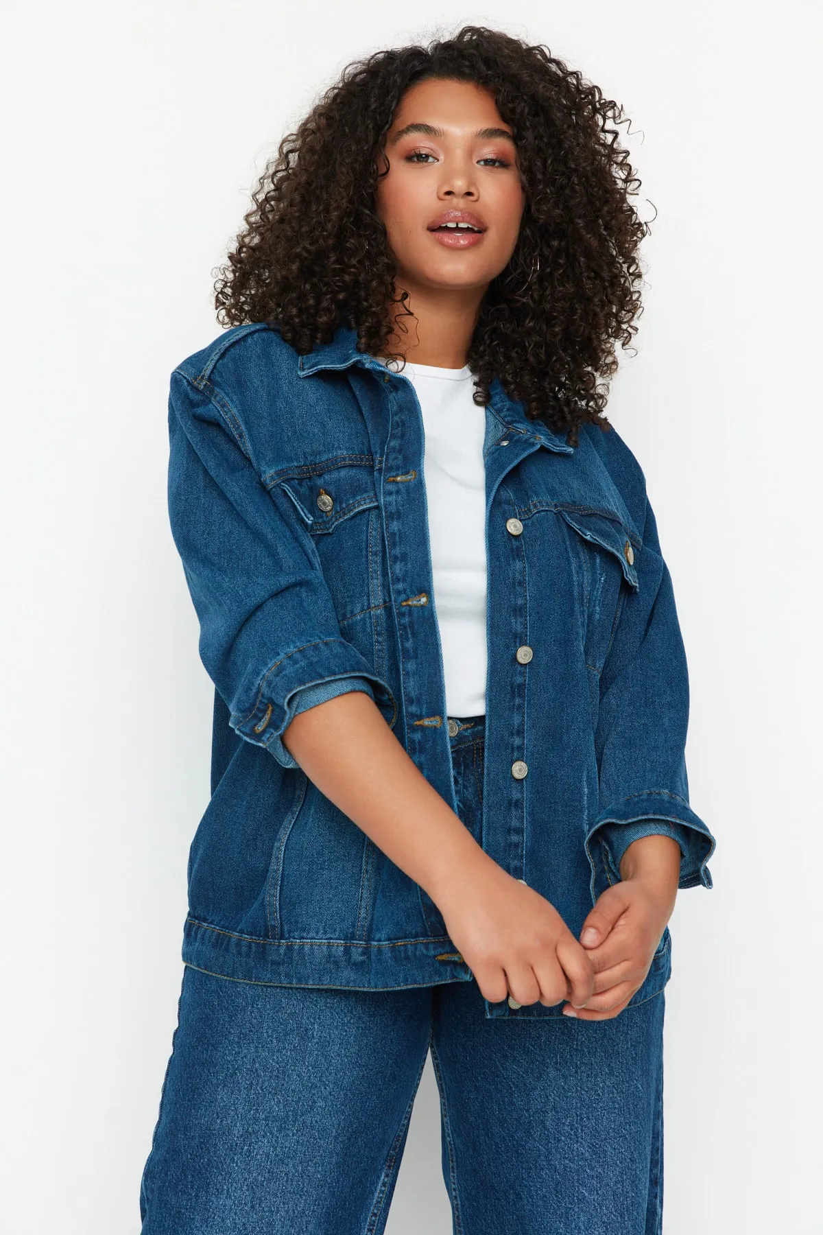Trendyol Curve  Blaue Jeansjacke mit Taschendetail TBBSS22YE00000
