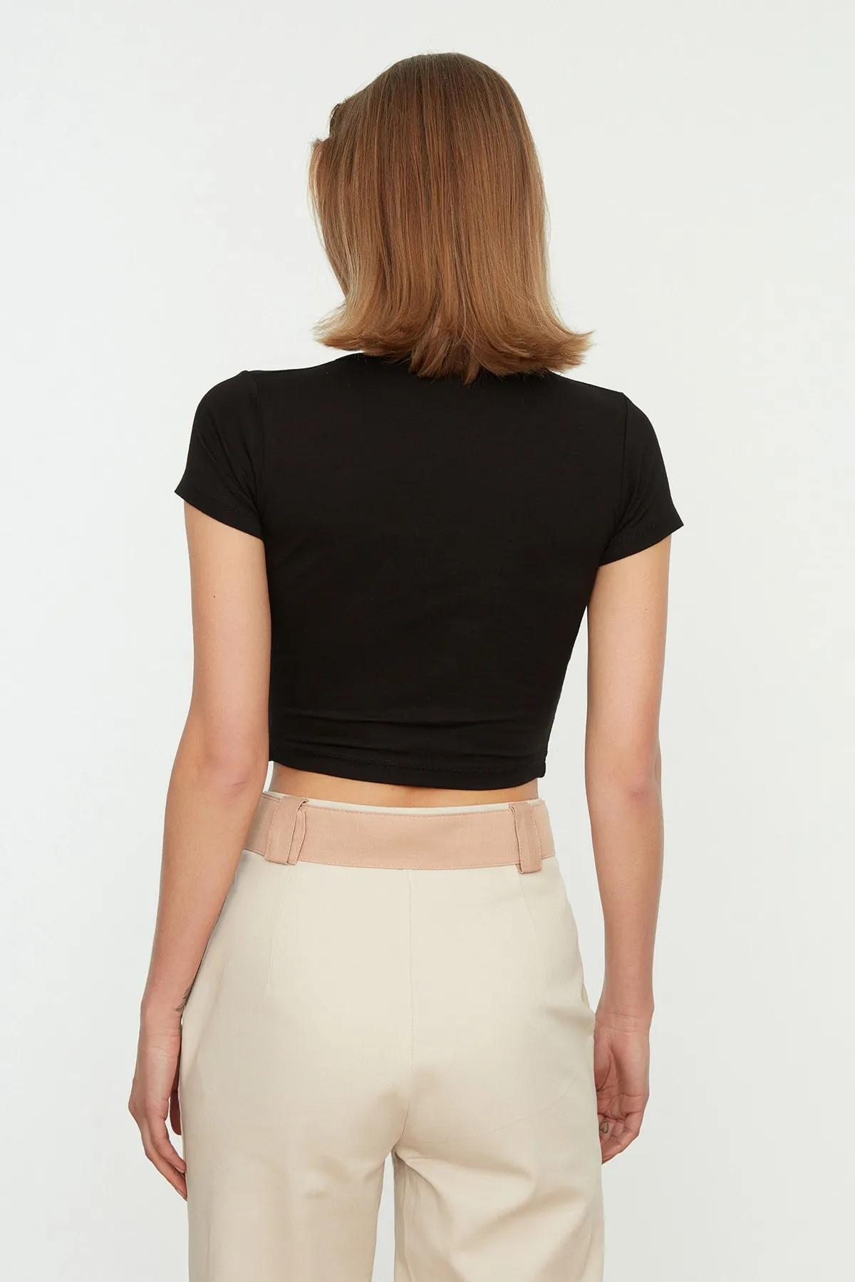 Trendyol Collection  Schwarze, taillierte, zweireihige, bauchfreie, dehnbare Viskose-Strickbluse mit Ausschnitt TWOSS22BZ0536