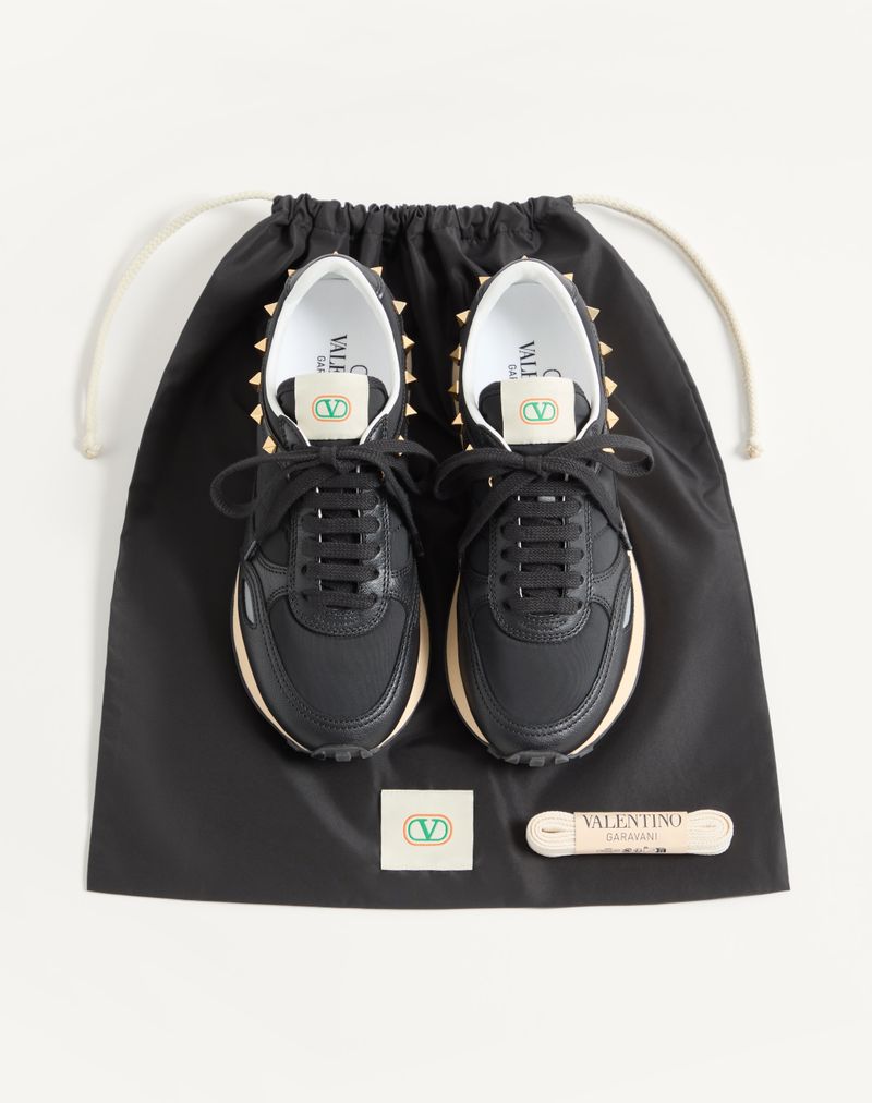 Tênis com tachas em couro e nylon.