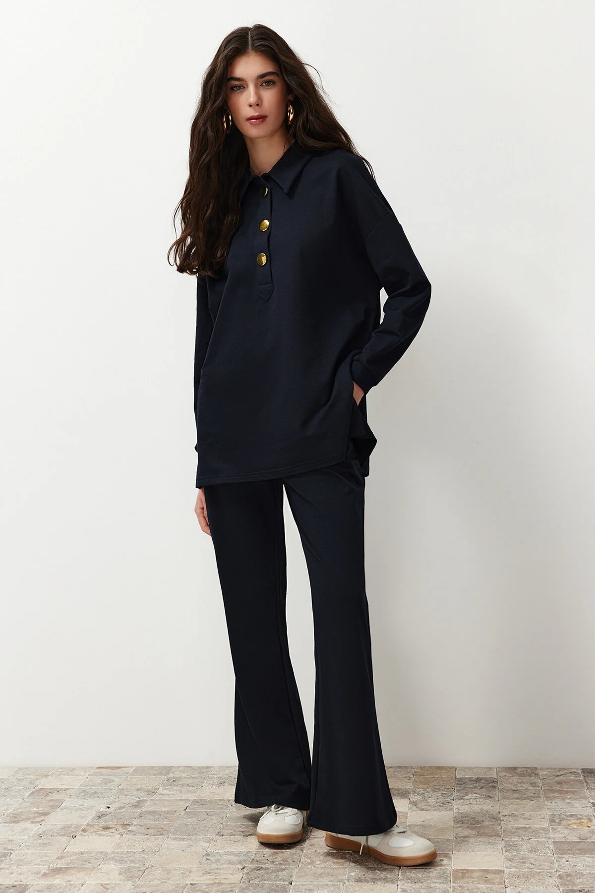 Trendyol Modest  Marineblaues Set mit entspanntem Polokragen und goldenen Knöpfen, detailliertem Strickober- und -unterteil TCTSS24US00057