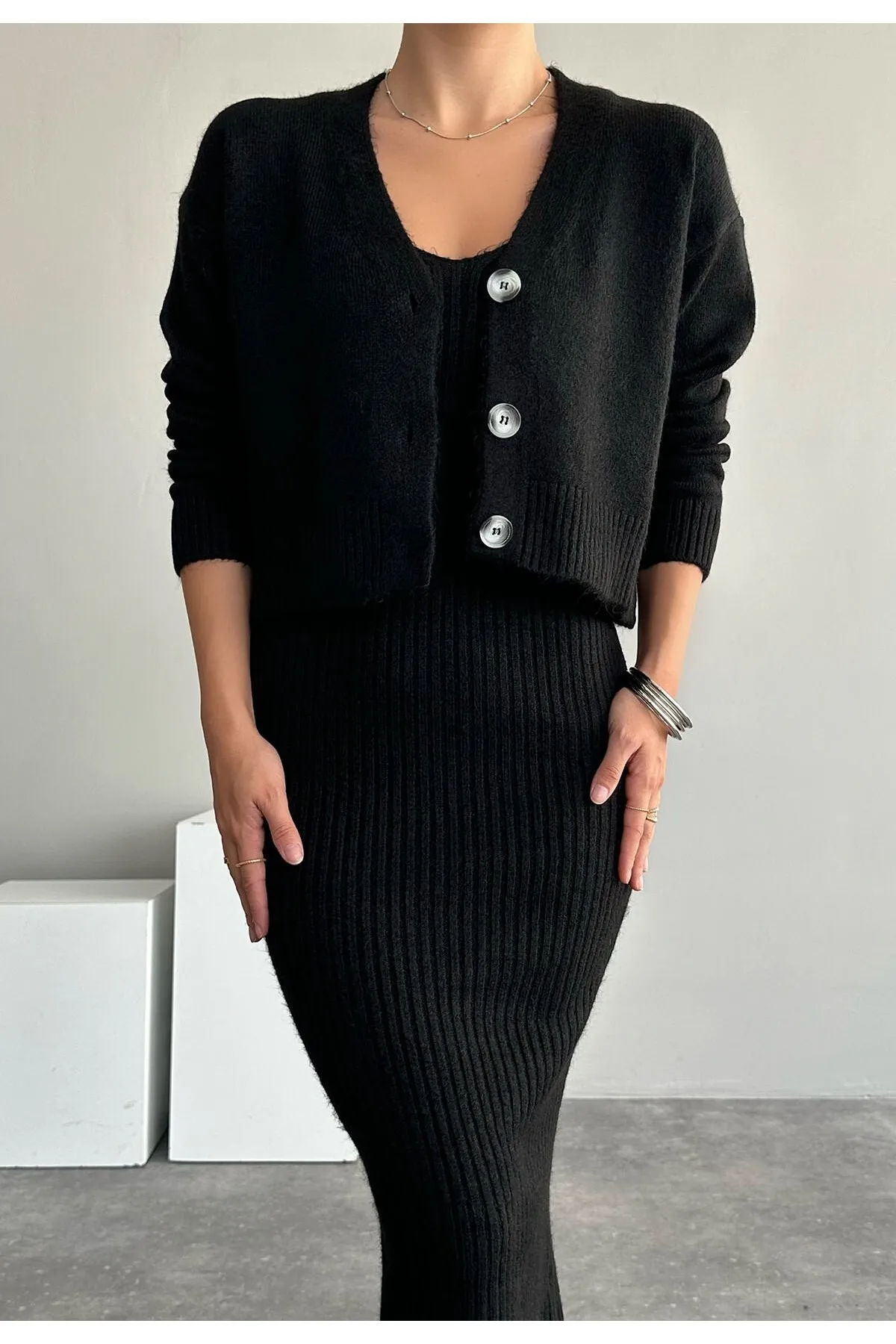 Laluvia  Schwarzes Cord-Kleid-Cardigan-Strickwaren-Set