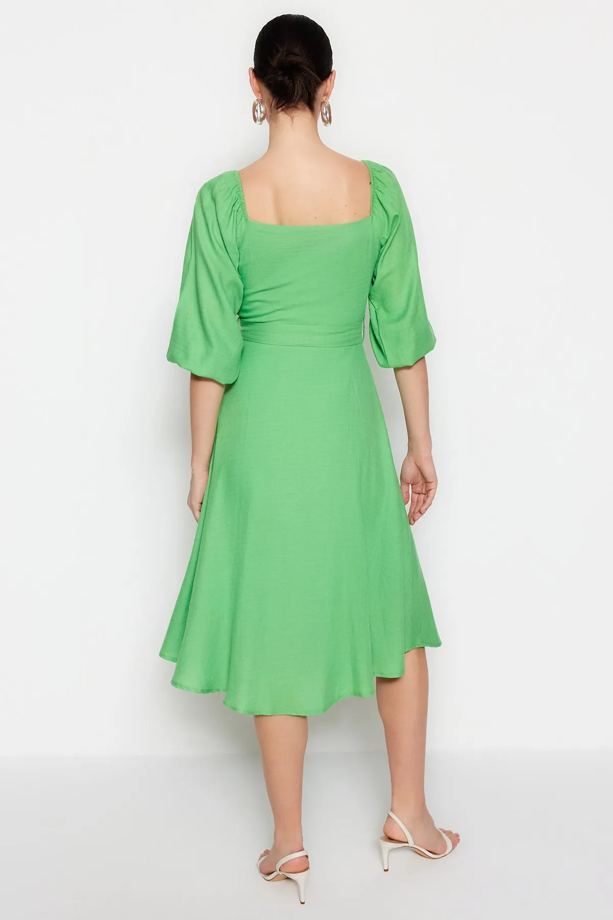 Trendyol Collection  Grünes, gewebtes Midikleid mit Gürtel und Knöpfen TWOSS19IE0009