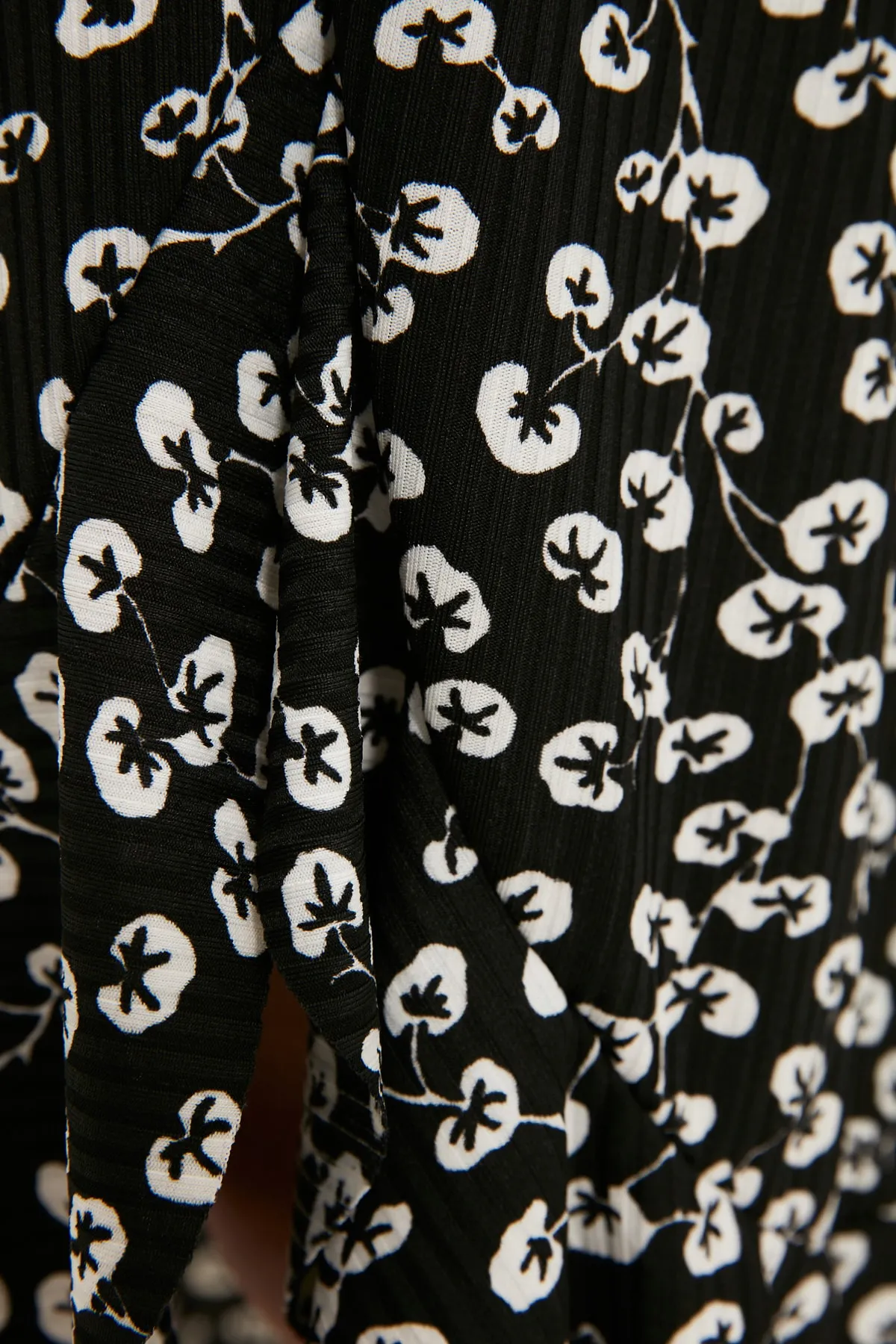 Trendyol Collection  Schwarzer bedruckter High-Waist-Midirock aus Stretch-Strick mit Raffung und Volant TWOSS21ET0029