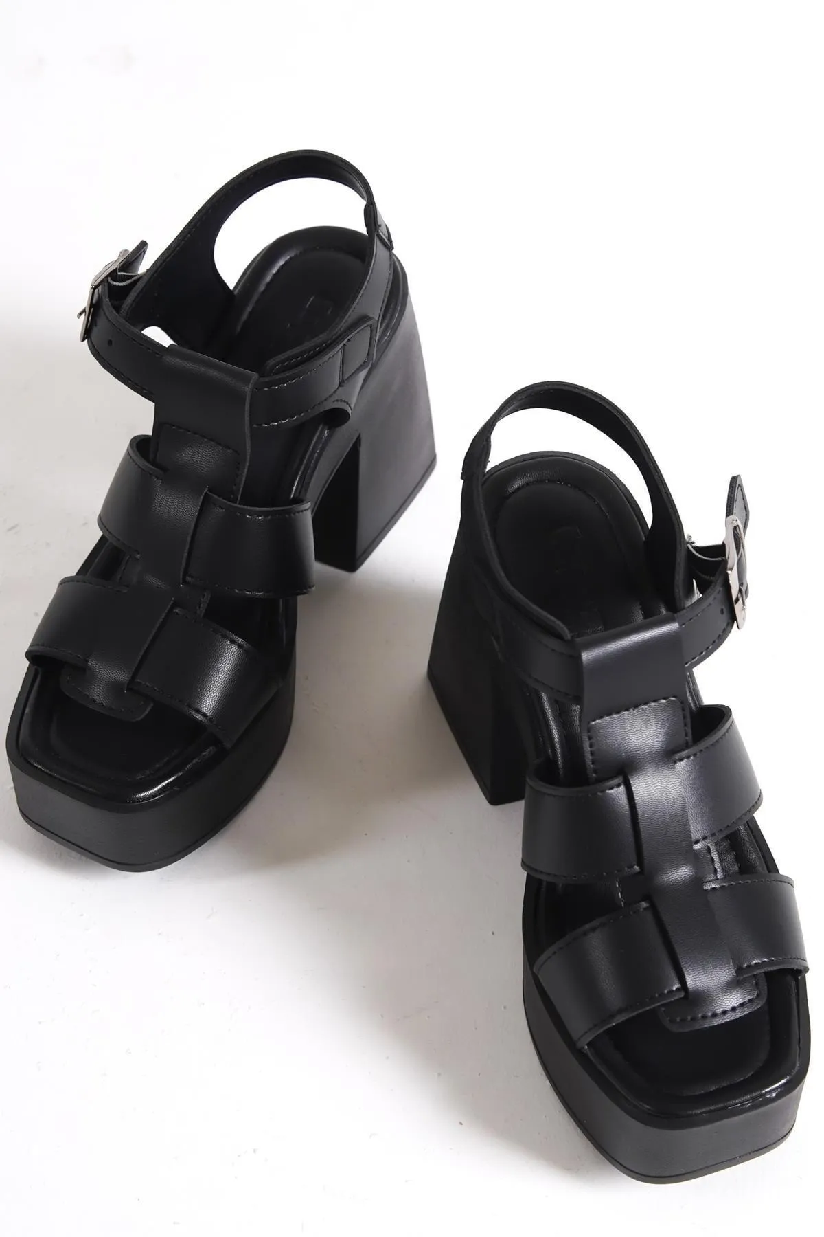 Capone Outfitters  Capone Gladiator-Riemchensandalen mit Plateausohle und flachem Zehenbereich in Schwarz für Damen