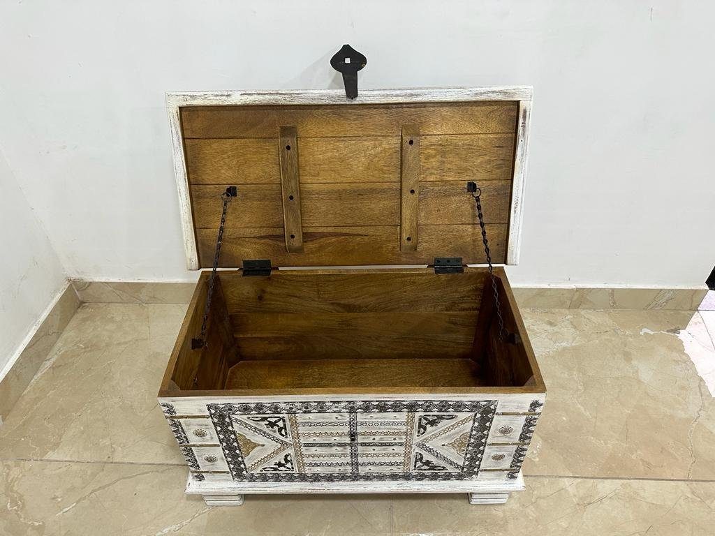 Oriental Galerie Truhe Indische Truhe Kiste Schatztruhe Weiß Gold 80 cm, traditionelle Herstellung in Handarbeit im Ursprungsland