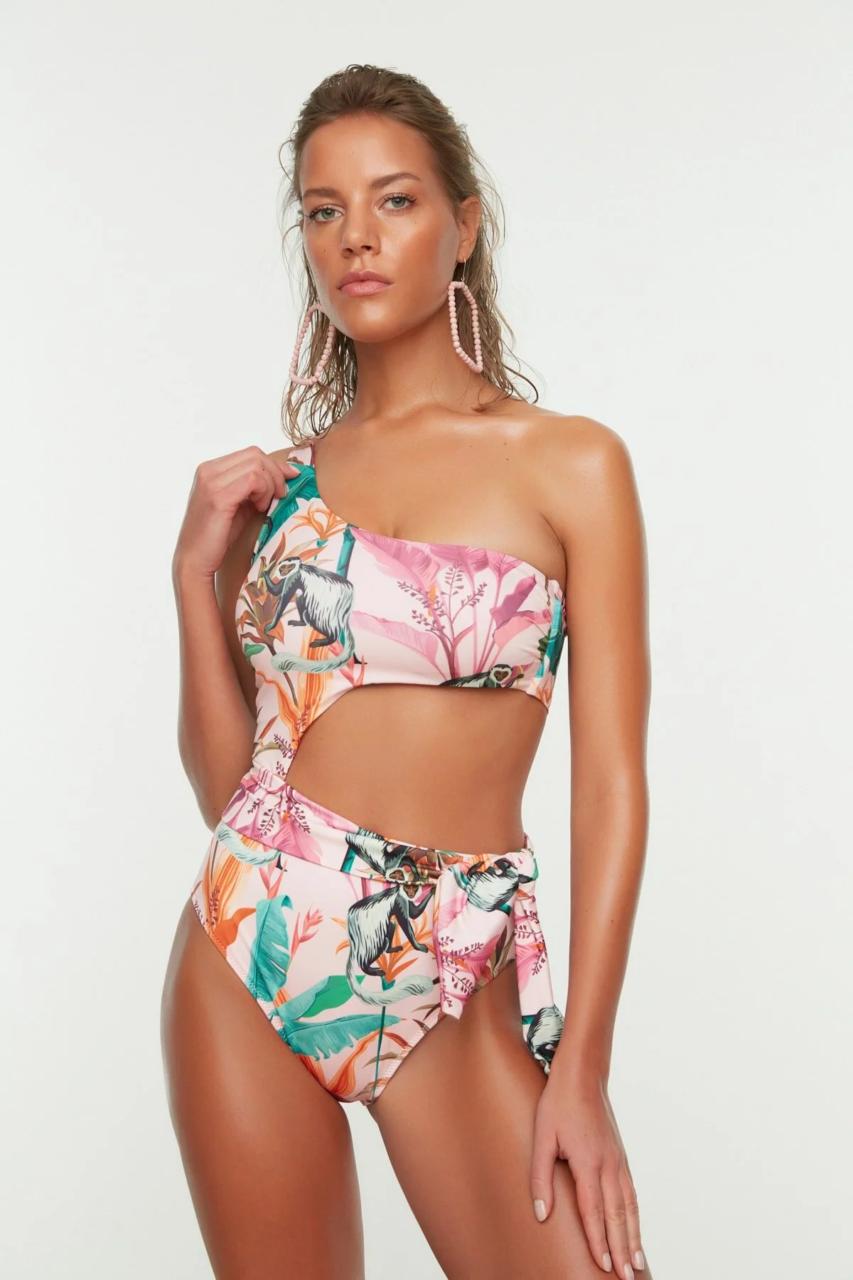 Trendyol Collection  Puderfarbener Badeanzug mit Cut-Out/Fenster und einer Schulter, normaler Schnitt, TBESS22MA0197
